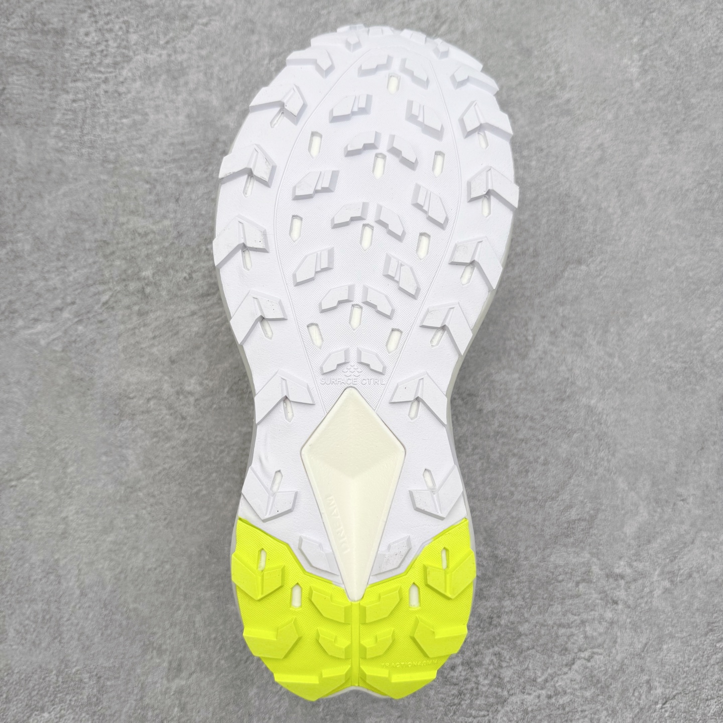 图片[9]-THE NORTH FACE 北面防滑耐磨防水低帮户外功能鞋 有许多相当专业的户外爱好者 非常关心像是越野跑、专业登山鞋等一系列的户外鞋款开箱 本次介绍比较不一样的休闲机能鞋 带来登山朋友爱用的户外品牌北面The North Face的休闲系列徒步鞋款介绍，希望能提供大家于生活与轻旅行的不同选择。不少户外运动爱好者喜欢的专业登山品牌（北面）The North Face自1966年创立，由两位热爱登山徒步的年轻登山者于美西旧金山开创，不断透过研发与创新，并且将最先进的技术结合在服装与鞋款设计，生产多种外型帅气且专业能力非常强的户外服饰，备受欢迎。户外版有许多相当专业的户外爱好者，非常关心像是越野跑、专业登山鞋等一系列的户外鞋款开箱，本次介绍比较不一样的休闲机能鞋，带来登山朋友爱用的户外品牌北面The North Face的休闲系列徒步鞋款介绍，希望能提供大家于生活与轻旅行的不同选择。此鞋并非归类在专业登山鞋家族中，而是以高性价比、适合日常训练作为主推卖点，对登山初学的朋友来说，这双鞋耐磨与耐穿程度更是入手的绝佳理由，但是对进阶登山者而言，此鞋可能无法战胜难度更高的徒步登山路线。脚感与登山靴的稳健非常不一样，也不是越野跑鞋的野性、更非慢跑鞋的敏捷，个人觉得此鞋足感非常独特，XtraFoam中底的泡沫材质非常柔软，即使没有鞋带系统辅助，但是EXTS外底抓地系统底纹够深，每一步都十分平稳。尺码：39 40 40.5 41 42 42.5 43 44 44.5 45-选品中心