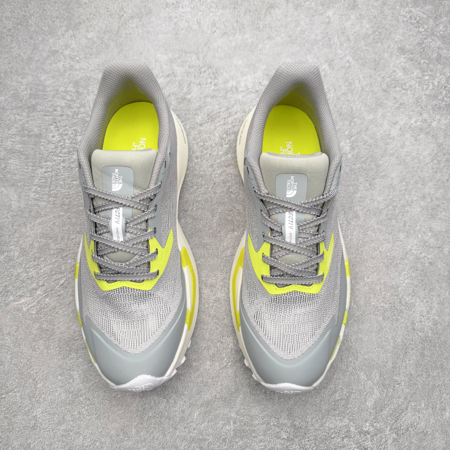 图片[2]-THE NORTH FACE 北面防滑耐磨防水低帮户外功能鞋 有许多相当专业的户外爱好者 非常关心像是越野跑、专业登山鞋等一系列的户外鞋款开箱 本次介绍比较不一样的休闲机能鞋 带来登山朋友爱用的户外品牌北面The North Face的休闲系列徒步鞋款介绍，希望能提供大家于生活与轻旅行的不同选择。不少户外运动爱好者喜欢的专业登山品牌（北面）The North Face自1966年创立，由两位热爱登山徒步的年轻登山者于美西旧金山开创，不断透过研发与创新，并且将最先进的技术结合在服装与鞋款设计，生产多种外型帅气且专业能力非常强的户外服饰，备受欢迎。户外版有许多相当专业的户外爱好者，非常关心像是越野跑、专业登山鞋等一系列的户外鞋款开箱，本次介绍比较不一样的休闲机能鞋，带来登山朋友爱用的户外品牌北面The North Face的休闲系列徒步鞋款介绍，希望能提供大家于生活与轻旅行的不同选择。此鞋并非归类在专业登山鞋家族中，而是以高性价比、适合日常训练作为主推卖点，对登山初学的朋友来说，这双鞋耐磨与耐穿程度更是入手的绝佳理由，但是对进阶登山者而言，此鞋可能无法战胜难度更高的徒步登山路线。脚感与登山靴的稳健非常不一样，也不是越野跑鞋的野性、更非慢跑鞋的敏捷，个人觉得此鞋足感非常独特，XtraFoam中底的泡沫材质非常柔软，即使没有鞋带系统辅助，但是EXTS外底抓地系统底纹够深，每一步都十分平稳。尺码：39 40 40.5 41 42 42.5 43 44 44.5 45-选品中心