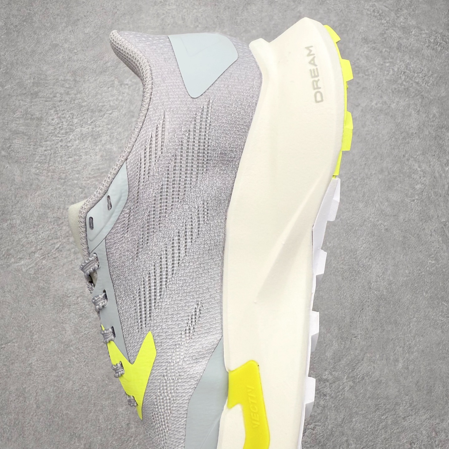 图片[7]-THE NORTH FACE 北面防滑耐磨防水低帮户外功能鞋 有许多相当专业的户外爱好者 非常关心像是越野跑、专业登山鞋等一系列的户外鞋款开箱 本次介绍比较不一样的休闲机能鞋 带来登山朋友爱用的户外品牌北面The North Face的休闲系列徒步鞋款介绍，希望能提供大家于生活与轻旅行的不同选择。不少户外运动爱好者喜欢的专业登山品牌（北面）The North Face自1966年创立，由两位热爱登山徒步的年轻登山者于美西旧金山开创，不断透过研发与创新，并且将最先进的技术结合在服装与鞋款设计，生产多种外型帅气且专业能力非常强的户外服饰，备受欢迎。户外版有许多相当专业的户外爱好者，非常关心像是越野跑、专业登山鞋等一系列的户外鞋款开箱，本次介绍比较不一样的休闲机能鞋，带来登山朋友爱用的户外品牌北面The North Face的休闲系列徒步鞋款介绍，希望能提供大家于生活与轻旅行的不同选择。此鞋并非归类在专业登山鞋家族中，而是以高性价比、适合日常训练作为主推卖点，对登山初学的朋友来说，这双鞋耐磨与耐穿程度更是入手的绝佳理由，但是对进阶登山者而言，此鞋可能无法战胜难度更高的徒步登山路线。脚感与登山靴的稳健非常不一样，也不是越野跑鞋的野性、更非慢跑鞋的敏捷，个人觉得此鞋足感非常独特，XtraFoam中底的泡沫材质非常柔软，即使没有鞋带系统辅助，但是EXTS外底抓地系统底纹够深，每一步都十分平稳。尺码：39 40 40.5 41 42 42.5 43 44 44.5 45-选品中心