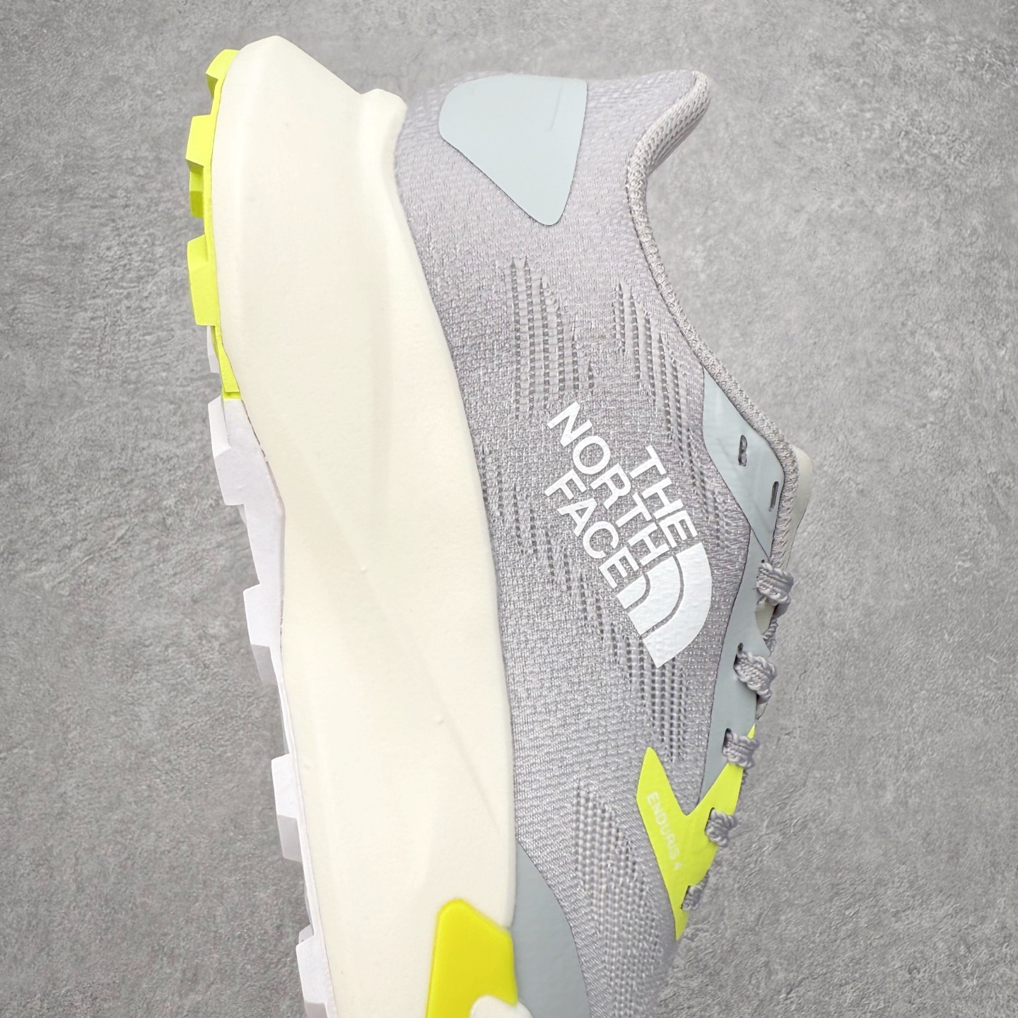 图片[6]-THE NORTH FACE 北面防滑耐磨防水低帮户外功能鞋 有许多相当专业的户外爱好者 非常关心像是越野跑、专业登山鞋等一系列的户外鞋款开箱 本次介绍比较不一样的休闲机能鞋 带来登山朋友爱用的户外品牌北面The North Face的休闲系列徒步鞋款介绍，希望能提供大家于生活与轻旅行的不同选择。不少户外运动爱好者喜欢的专业登山品牌（北面）The North Face自1966年创立，由两位热爱登山徒步的年轻登山者于美西旧金山开创，不断透过研发与创新，并且将最先进的技术结合在服装与鞋款设计，生产多种外型帅气且专业能力非常强的户外服饰，备受欢迎。户外版有许多相当专业的户外爱好者，非常关心像是越野跑、专业登山鞋等一系列的户外鞋款开箱，本次介绍比较不一样的休闲机能鞋，带来登山朋友爱用的户外品牌北面The North Face的休闲系列徒步鞋款介绍，希望能提供大家于生活与轻旅行的不同选择。此鞋并非归类在专业登山鞋家族中，而是以高性价比、适合日常训练作为主推卖点，对登山初学的朋友来说，这双鞋耐磨与耐穿程度更是入手的绝佳理由，但是对进阶登山者而言，此鞋可能无法战胜难度更高的徒步登山路线。脚感与登山靴的稳健非常不一样，也不是越野跑鞋的野性、更非慢跑鞋的敏捷，个人觉得此鞋足感非常独特，XtraFoam中底的泡沫材质非常柔软，即使没有鞋带系统辅助，但是EXTS外底抓地系统底纹够深，每一步都十分平稳。尺码：39 40 40.5 41 42 42.5 43 44 44.5 45-选品中心