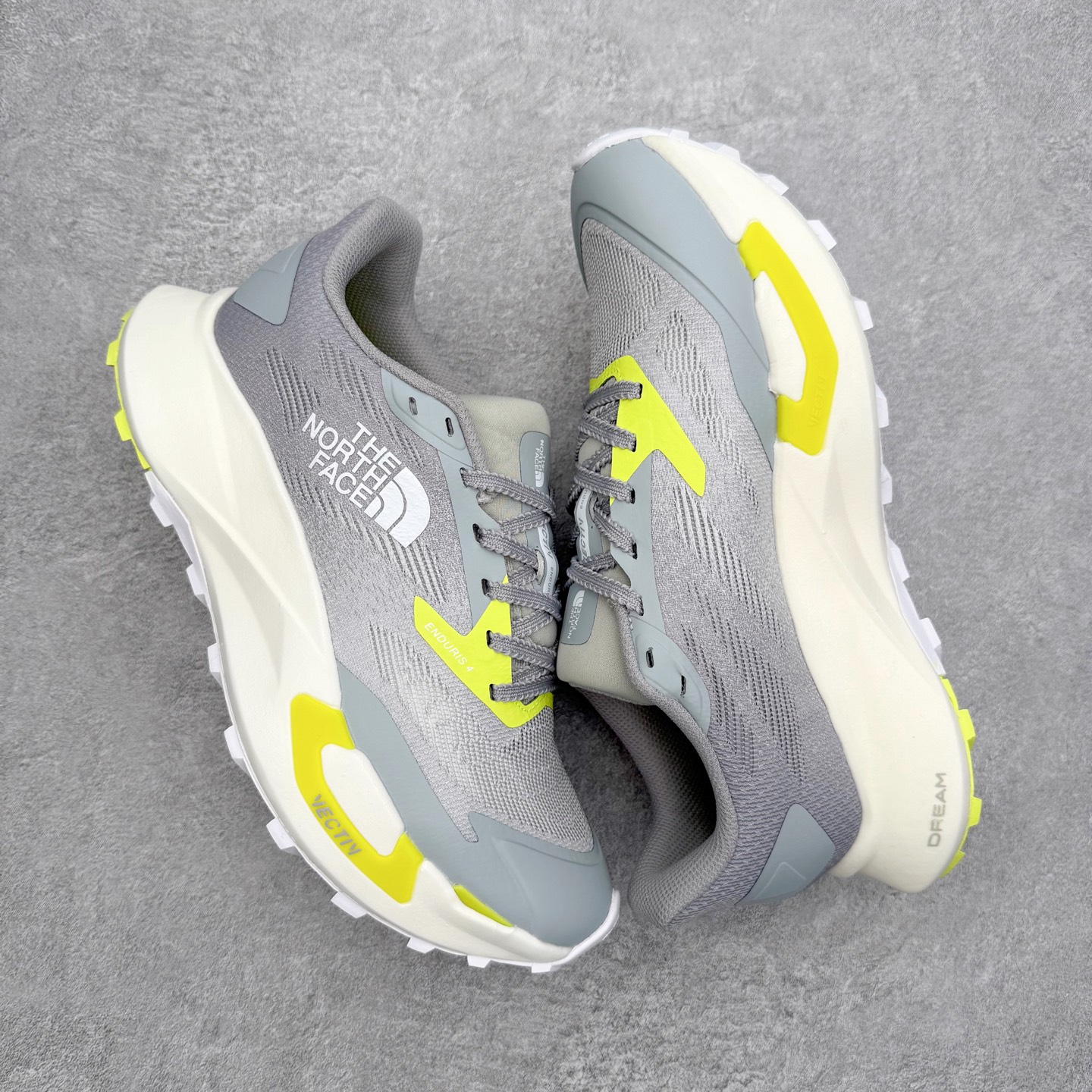 图片[3]-THE NORTH FACE 北面防滑耐磨防水低帮户外功能鞋 有许多相当专业的户外爱好者 非常关心像是越野跑、专业登山鞋等一系列的户外鞋款开箱 本次介绍比较不一样的休闲机能鞋 带来登山朋友爱用的户外品牌北面The North Face的休闲系列徒步鞋款介绍，希望能提供大家于生活与轻旅行的不同选择。不少户外运动爱好者喜欢的专业登山品牌（北面）The North Face自1966年创立，由两位热爱登山徒步的年轻登山者于美西旧金山开创，不断透过研发与创新，并且将最先进的技术结合在服装与鞋款设计，生产多种外型帅气且专业能力非常强的户外服饰，备受欢迎。户外版有许多相当专业的户外爱好者，非常关心像是越野跑、专业登山鞋等一系列的户外鞋款开箱，本次介绍比较不一样的休闲机能鞋，带来登山朋友爱用的户外品牌北面The North Face的休闲系列徒步鞋款介绍，希望能提供大家于生活与轻旅行的不同选择。此鞋并非归类在专业登山鞋家族中，而是以高性价比、适合日常训练作为主推卖点，对登山初学的朋友来说，这双鞋耐磨与耐穿程度更是入手的绝佳理由，但是对进阶登山者而言，此鞋可能无法战胜难度更高的徒步登山路线。脚感与登山靴的稳健非常不一样，也不是越野跑鞋的野性、更非慢跑鞋的敏捷，个人觉得此鞋足感非常独特，XtraFoam中底的泡沫材质非常柔软，即使没有鞋带系统辅助，但是EXTS外底抓地系统底纹够深，每一步都十分平稳。尺码：39 40 40.5 41 42 42.5 43 44 44.5 45-选品中心