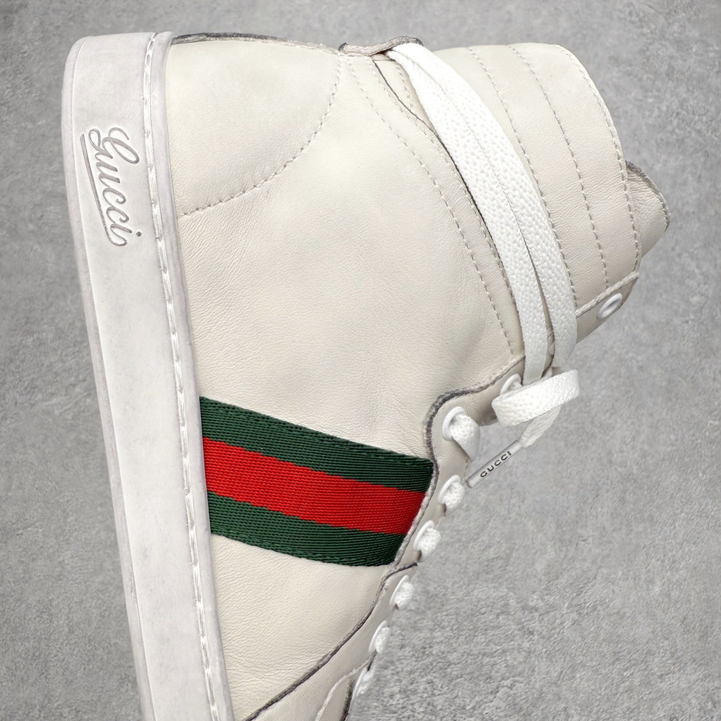 图片[6]-＃GD广顶 GUCCI古驰 Web 牛皮简约百搭高帮时尚板鞋 蜜蜂 附送原装一致鞋舌仿磨环保纸垫 全套专柜包装物及配件 意大利进口超软小牛皮 同源出厂真丝绸防尘鞋套袋 原装雪梨形超软沙绒纸团 高工艺无缝细空胶技术 贴楦误差0.05mm 鞋底采用固特异内外锁死工艺 最大限度弯折永不开胶 原鞋一致效果环保无味 产品细节经典低帮运动鞋采用 Gucci 标志性的金色蜜蜂刺绣 与标志织带形成对比 白色皮革 配以绿红绿织带和金线蜜蜂刺绣一只鞋后饰有红色水蛇皮细节 另一只鞋后饰绿色水蛇皮细节 橡胶鞋底 尺码：35 36 37 38 39 40 41 42 43 44 45-选品中心