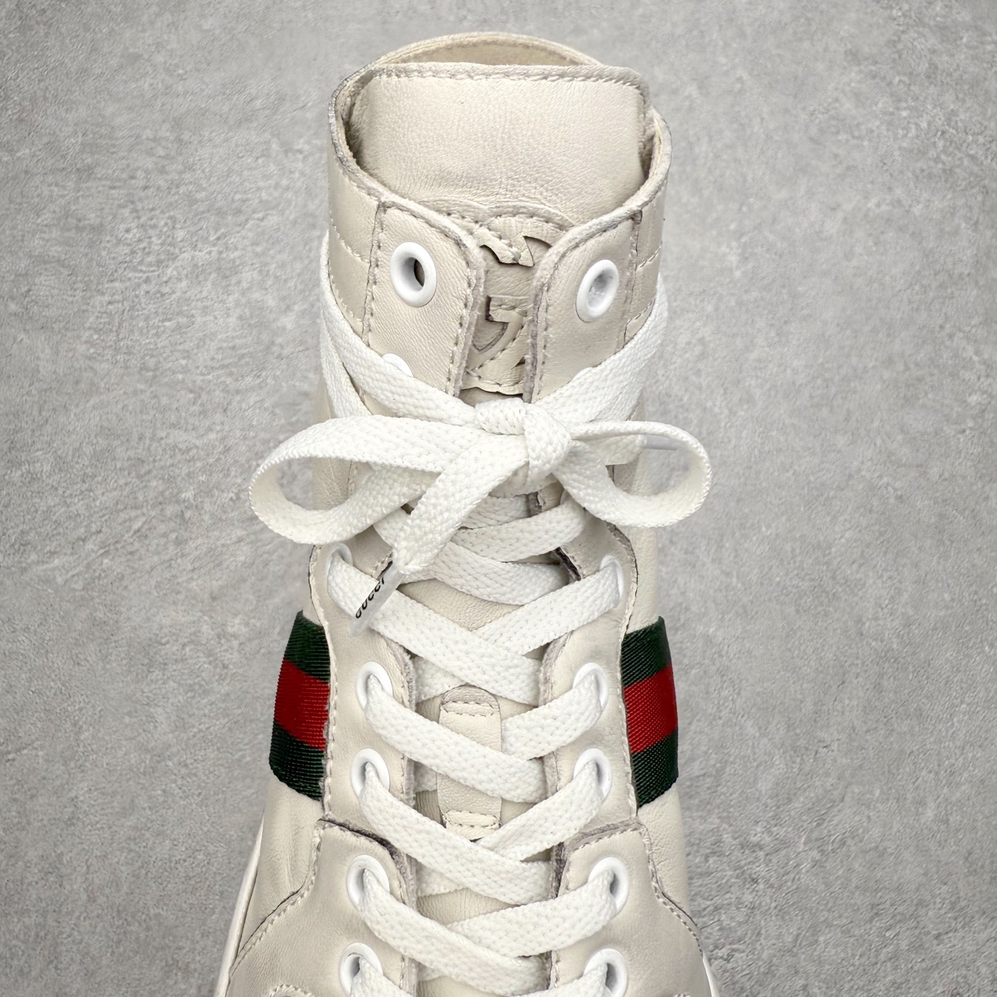 图片[5]-＃GD广顶 GUCCI古驰 Web 牛皮简约百搭高帮时尚板鞋 蜜蜂 附送原装一致鞋舌仿磨环保纸垫 全套专柜包装物及配件 意大利进口超软小牛皮 同源出厂真丝绸防尘鞋套袋 原装雪梨形超软沙绒纸团 高工艺无缝细空胶技术 贴楦误差0.05mm 鞋底采用固特异内外锁死工艺 最大限度弯折永不开胶 原鞋一致效果环保无味 产品细节经典低帮运动鞋采用 Gucci 标志性的金色蜜蜂刺绣 与标志织带形成对比 白色皮革 配以绿红绿织带和金线蜜蜂刺绣一只鞋后饰有红色水蛇皮细节 另一只鞋后饰绿色水蛇皮细节 橡胶鞋底 尺码：35 36 37 38 39 40 41 42 43 44 45-选品中心