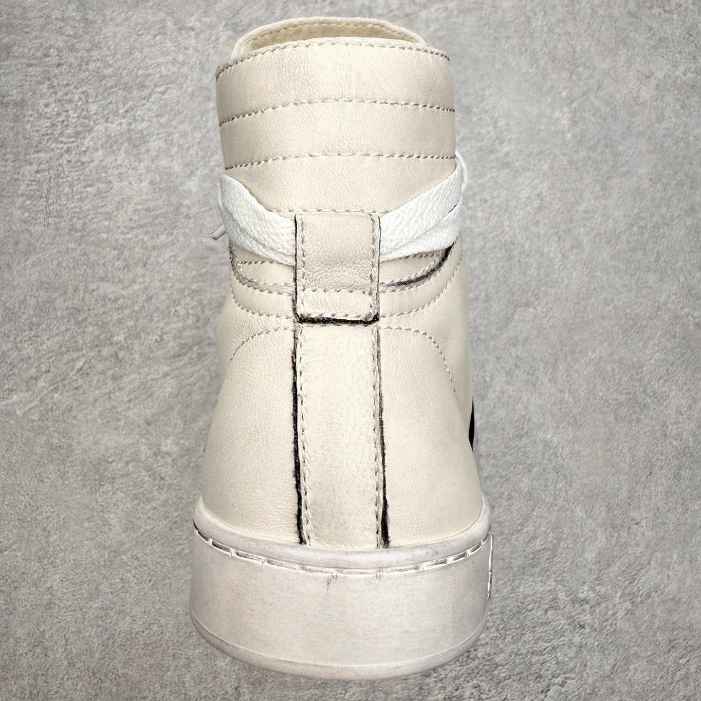 图片[8]-＃GD广顶 GUCCI古驰 Web 牛皮简约百搭高帮时尚板鞋 蜜蜂 附送原装一致鞋舌仿磨环保纸垫 全套专柜包装物及配件 意大利进口超软小牛皮 同源出厂真丝绸防尘鞋套袋 原装雪梨形超软沙绒纸团 高工艺无缝细空胶技术 贴楦误差0.05mm 鞋底采用固特异内外锁死工艺 最大限度弯折永不开胶 原鞋一致效果环保无味 产品细节经典低帮运动鞋采用 Gucci 标志性的金色蜜蜂刺绣 与标志织带形成对比 白色皮革 配以绿红绿织带和金线蜜蜂刺绣一只鞋后饰有红色水蛇皮细节 另一只鞋后饰绿色水蛇皮细节 橡胶鞋底 尺码：35 36 37 38 39 40 41 42 43 44 45-选品中心