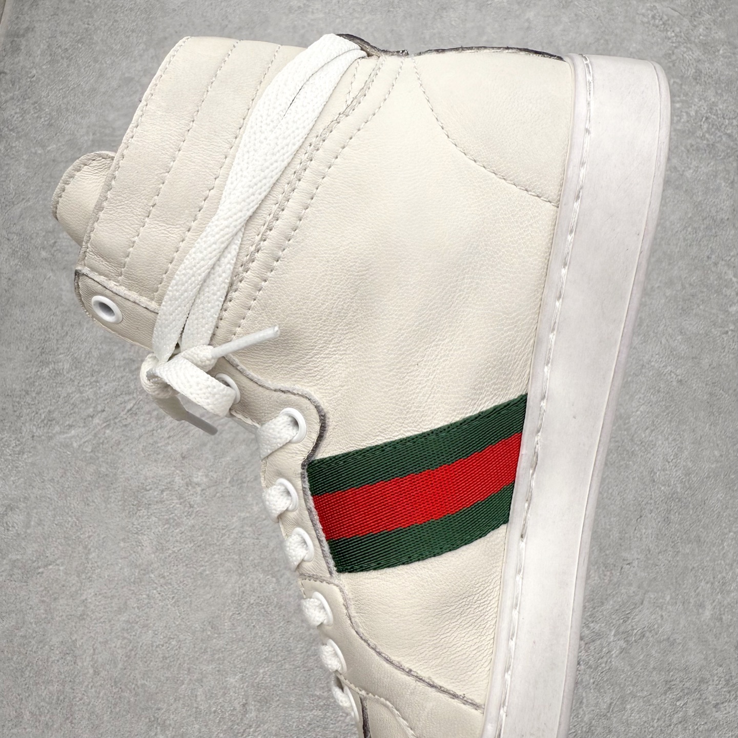 图片[7]-＃GD广顶 GUCCI古驰 Web 牛皮简约百搭高帮时尚板鞋 蜜蜂 附送原装一致鞋舌仿磨环保纸垫 全套专柜包装物及配件 意大利进口超软小牛皮 同源出厂真丝绸防尘鞋套袋 原装雪梨形超软沙绒纸团 高工艺无缝细空胶技术 贴楦误差0.05mm 鞋底采用固特异内外锁死工艺 最大限度弯折永不开胶 原鞋一致效果环保无味 产品细节经典低帮运动鞋采用 Gucci 标志性的金色蜜蜂刺绣 与标志织带形成对比 白色皮革 配以绿红绿织带和金线蜜蜂刺绣一只鞋后饰有红色水蛇皮细节 另一只鞋后饰绿色水蛇皮细节 橡胶鞋底 尺码：35 36 37 38 39 40 41 42 43 44 45-选品中心