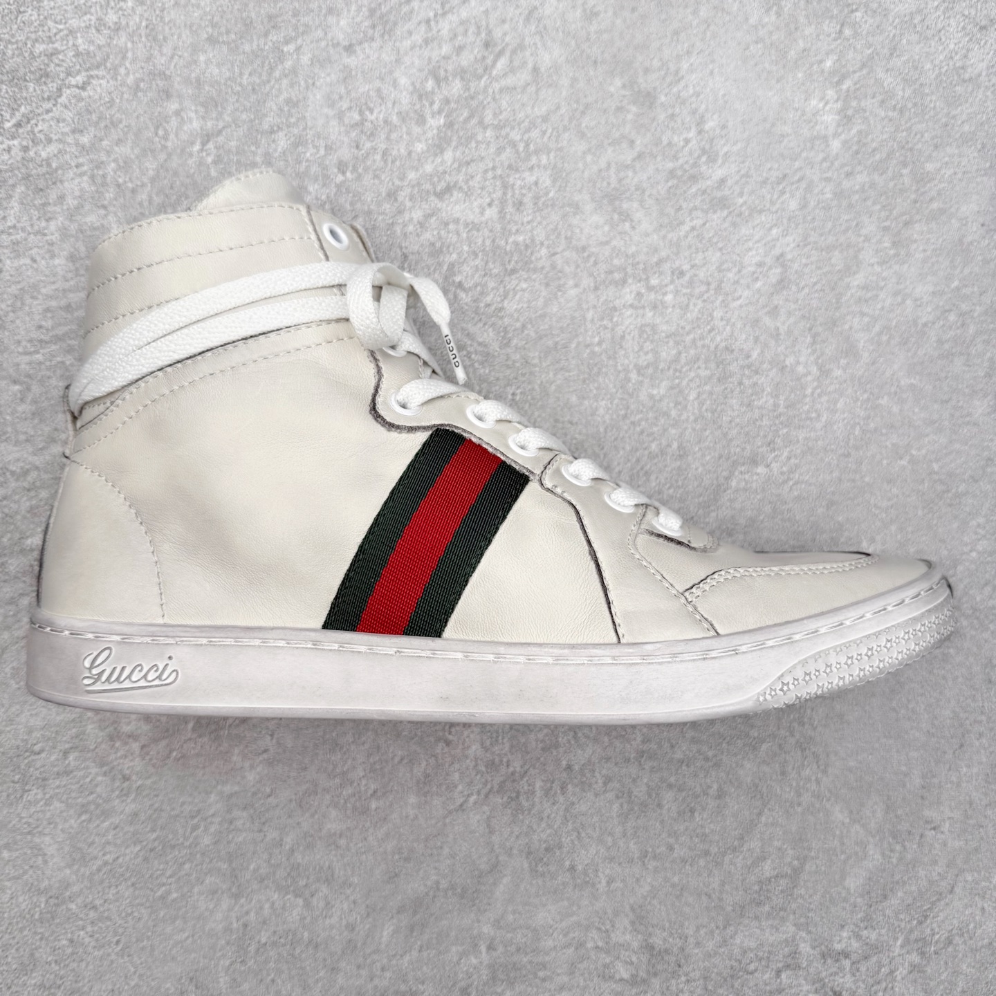 ＃GD广顶 GUCCI古驰 Web 牛皮简约百搭高帮时尚板鞋 蜜蜂 附送原装一致鞋舌仿磨环保纸垫 全套专柜包装物及配件 意大利进口超软小牛皮 同源出厂真丝绸防尘鞋套袋 原装雪梨形超软沙绒纸团 高工艺无缝细空胶技术 贴楦误差0.05mm 鞋底采用固特异内外锁死工艺 最大限度弯折永不开胶 原鞋一致效果环保无味 产品细节经典低帮运动鞋采用 Gucci 标志性的金色蜜蜂刺绣 与标志织带形成对比 白色皮革 配以绿红绿织带和金线蜜蜂刺绣一只鞋后饰有红色水蛇皮细节 另一只鞋后饰绿色水蛇皮细节 橡胶鞋底 尺码：35 36 37 38 39 40 41 42 43 44 45-选品中心