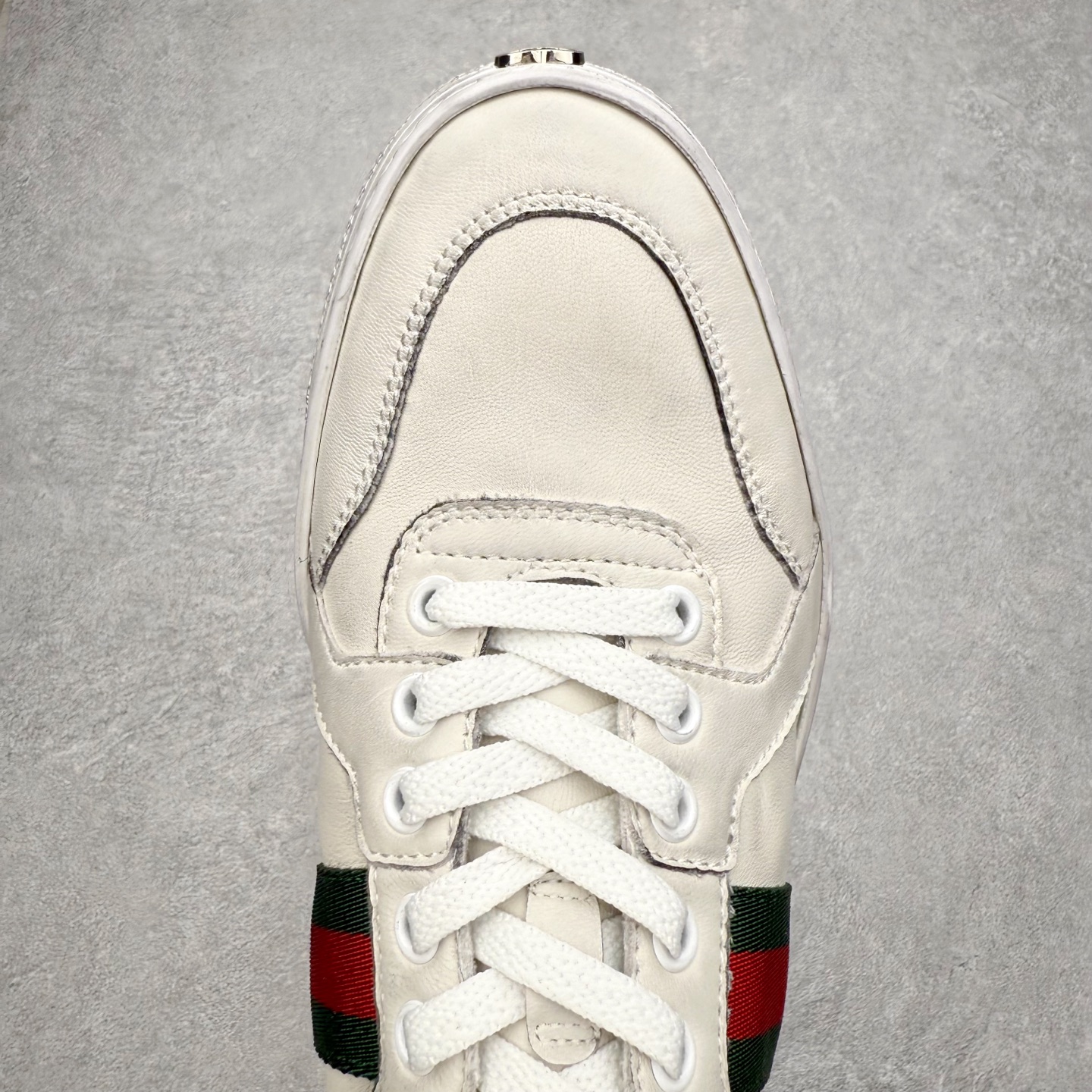 图片[4]-＃GD广顶 GUCCI古驰 Web 牛皮简约百搭高帮时尚板鞋 蜜蜂 附送原装一致鞋舌仿磨环保纸垫 全套专柜包装物及配件 意大利进口超软小牛皮 同源出厂真丝绸防尘鞋套袋 原装雪梨形超软沙绒纸团 高工艺无缝细空胶技术 贴楦误差0.05mm 鞋底采用固特异内外锁死工艺 最大限度弯折永不开胶 原鞋一致效果环保无味 产品细节经典低帮运动鞋采用 Gucci 标志性的金色蜜蜂刺绣 与标志织带形成对比 白色皮革 配以绿红绿织带和金线蜜蜂刺绣一只鞋后饰有红色水蛇皮细节 另一只鞋后饰绿色水蛇皮细节 橡胶鞋底 尺码：35 36 37 38 39 40 41 42 43 44 45-选品中心