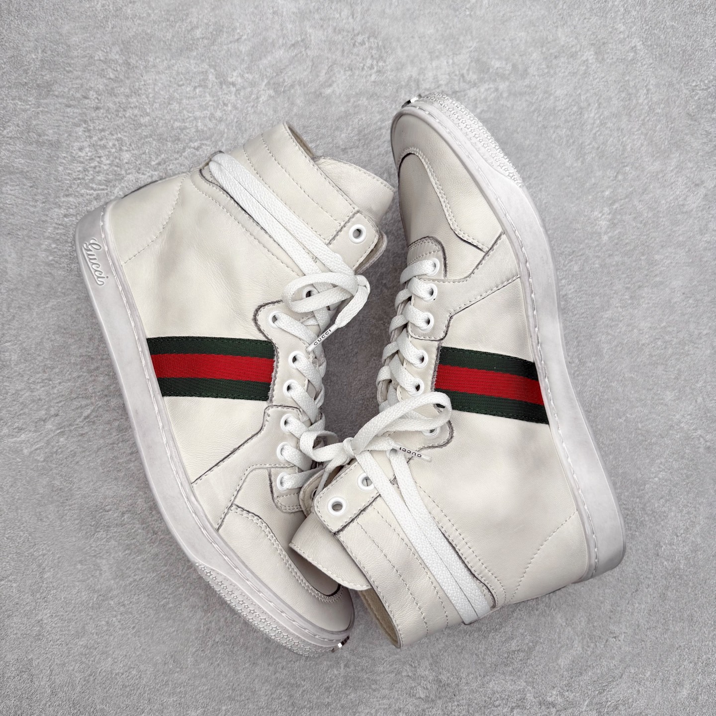 图片[3]-＃GD广顶 GUCCI古驰 Web 牛皮简约百搭高帮时尚板鞋 蜜蜂 附送原装一致鞋舌仿磨环保纸垫 全套专柜包装物及配件 意大利进口超软小牛皮 同源出厂真丝绸防尘鞋套袋 原装雪梨形超软沙绒纸团 高工艺无缝细空胶技术 贴楦误差0.05mm 鞋底采用固特异内外锁死工艺 最大限度弯折永不开胶 原鞋一致效果环保无味 产品细节经典低帮运动鞋采用 Gucci 标志性的金色蜜蜂刺绣 与标志织带形成对比 白色皮革 配以绿红绿织带和金线蜜蜂刺绣一只鞋后饰有红色水蛇皮细节 另一只鞋后饰绿色水蛇皮细节 橡胶鞋底 尺码：35 36 37 38 39 40 41 42 43 44 45-选品中心