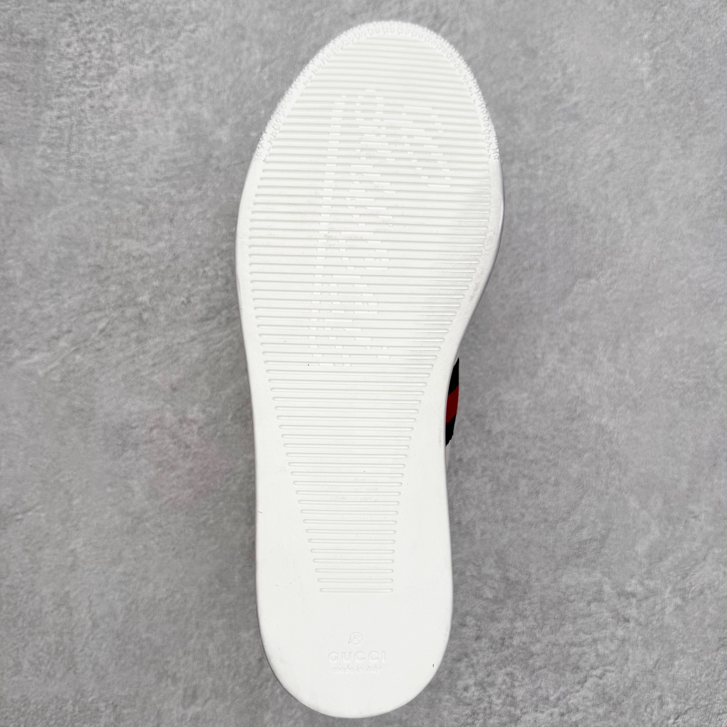 图片[9]-＃GD广顶 GUCCI古驰 Web 牛皮简约百搭高帮时尚板鞋 蜜蜂 附送原装一致鞋舌仿磨环保纸垫 全套专柜包装物及配件 意大利进口超软小牛皮 同源出厂真丝绸防尘鞋套袋 原装雪梨形超软沙绒纸团 高工艺无缝细空胶技术 贴楦误差0.05mm 鞋底采用固特异内外锁死工艺 最大限度弯折永不开胶 原鞋一致效果环保无味 产品细节经典低帮运动鞋采用 Gucci 标志性的金色蜜蜂刺绣 与标志织带形成对比 白色皮革 配以绿红绿织带和金线蜜蜂刺绣一只鞋后饰有红色水蛇皮细节 另一只鞋后饰绿色水蛇皮细节 橡胶鞋底 尺码：35 36 37 38 39 40 41 42 43 44 45-选品中心