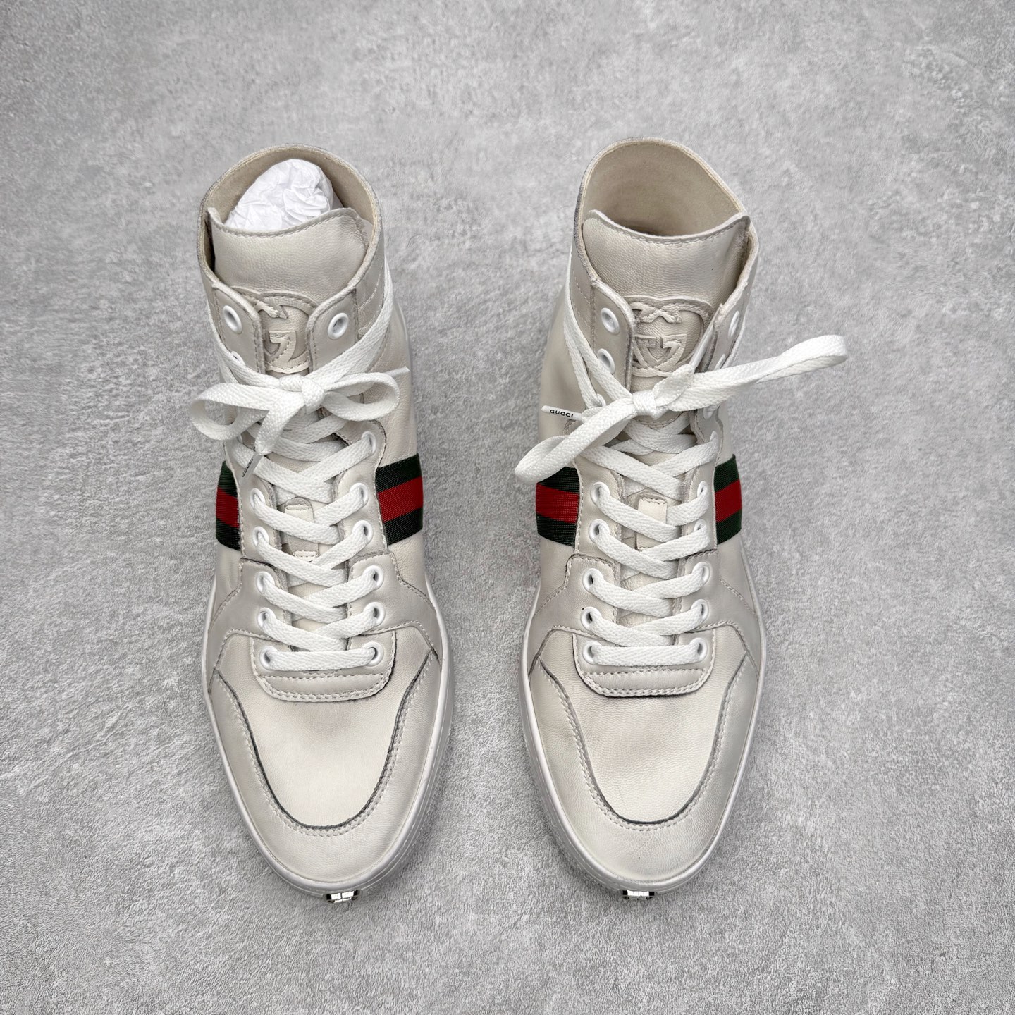 图片[2]-＃GD广顶 GUCCI古驰 Web 牛皮简约百搭高帮时尚板鞋 蜜蜂 附送原装一致鞋舌仿磨环保纸垫 全套专柜包装物及配件 意大利进口超软小牛皮 同源出厂真丝绸防尘鞋套袋 原装雪梨形超软沙绒纸团 高工艺无缝细空胶技术 贴楦误差0.05mm 鞋底采用固特异内外锁死工艺 最大限度弯折永不开胶 原鞋一致效果环保无味 产品细节经典低帮运动鞋采用 Gucci 标志性的金色蜜蜂刺绣 与标志织带形成对比 白色皮革 配以绿红绿织带和金线蜜蜂刺绣一只鞋后饰有红色水蛇皮细节 另一只鞋后饰绿色水蛇皮细节 橡胶鞋底 尺码：35 36 37 38 39 40 41 42 43 44 45-选品中心