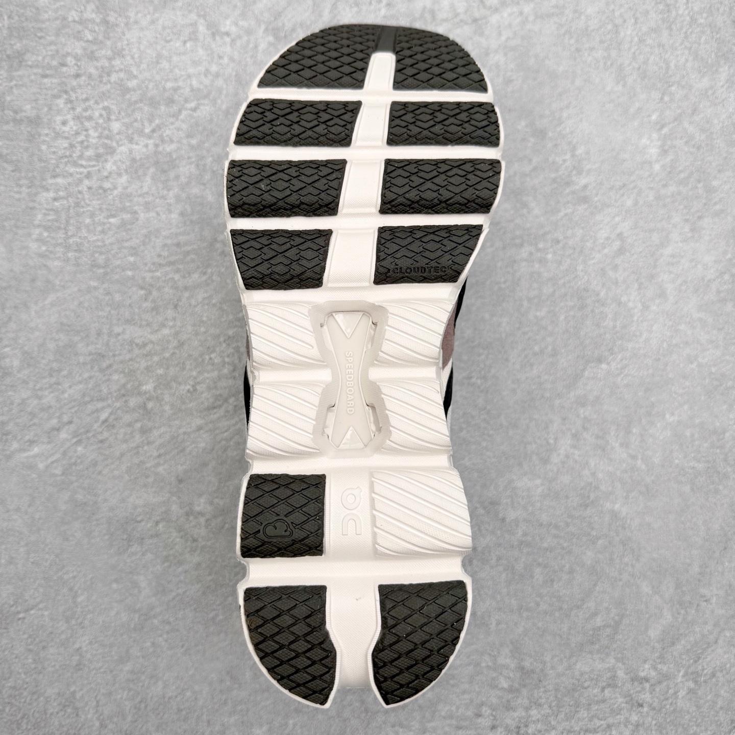 图片[9]-FKA Twigs x On昂跑 Cloud X 联名款舒适轻盈耐磨 低帮跑步鞋 此运动品牌 开创于2010年 缓震着陆、强效回弹、轻柔质感的设计构思始终是ON研制关键 与此同时基于“为全球提供革新性的跑步感受”信念 陆续推出了多款跑鞋及其以专业运动人体跑步工程学为设计关键的功能性跑步服饰设备 让跑者不费力气地畅快畅跑 尺码：36 36.5 37.5 38 38.5 39 40 40.5 41 42 42.5 43 44 44.5 45-选品中心