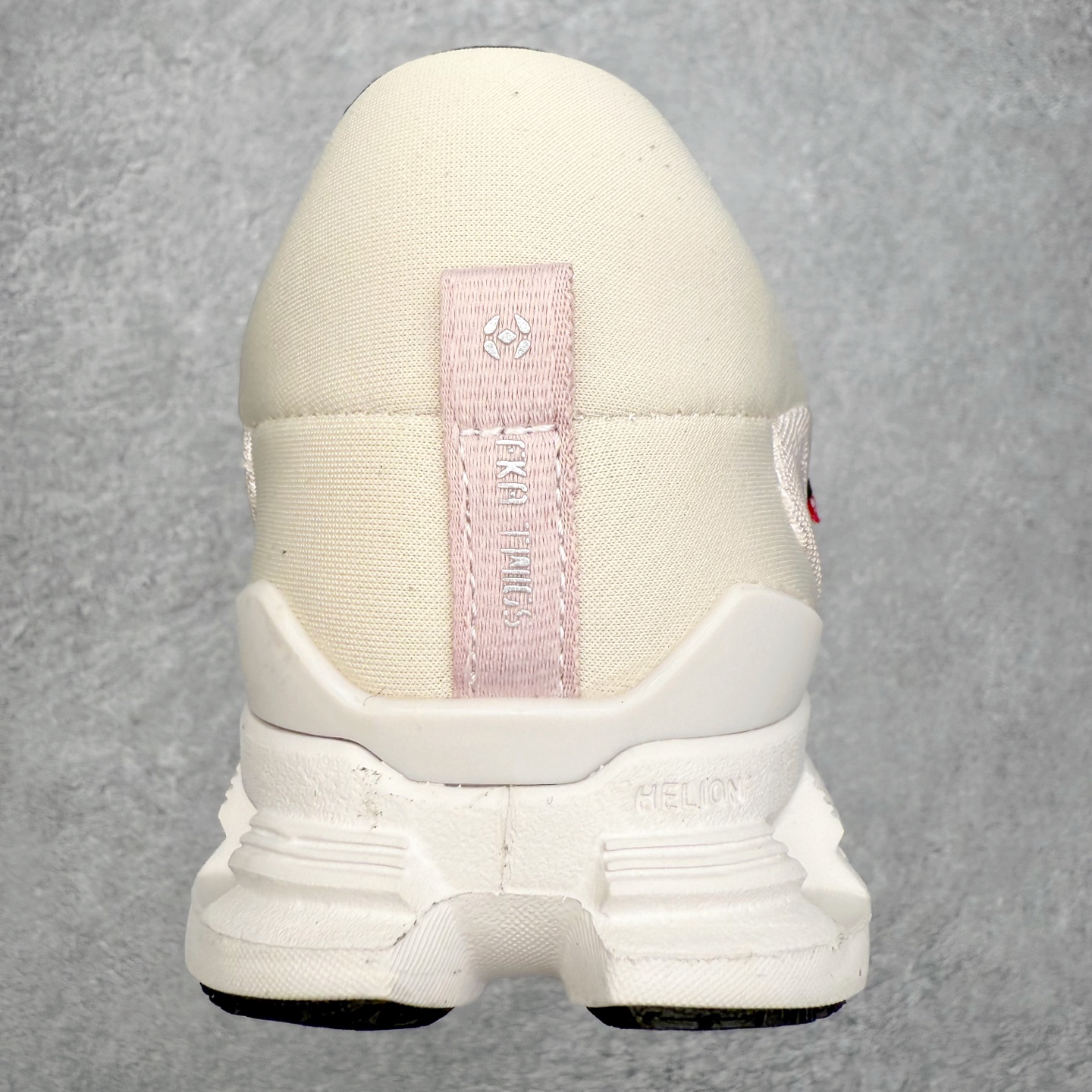 图片[8]-FKA Twigs x On昂跑 Cloud X 联名款舒适轻盈耐磨 低帮跑步鞋 此运动品牌 开创于2010年 缓震着陆、强效回弹、轻柔质感的设计构思始终是ON研制关键 与此同时基于“为全球提供革新性的跑步感受”信念 陆续推出了多款跑鞋及其以专业运动人体跑步工程学为设计关键的功能性跑步服饰设备 让跑者不费力气地畅快畅跑 尺码：36 36.5 37.5 38 38.5 39 40 40.5 41 42 42.5 43 44 44.5 45-选品中心