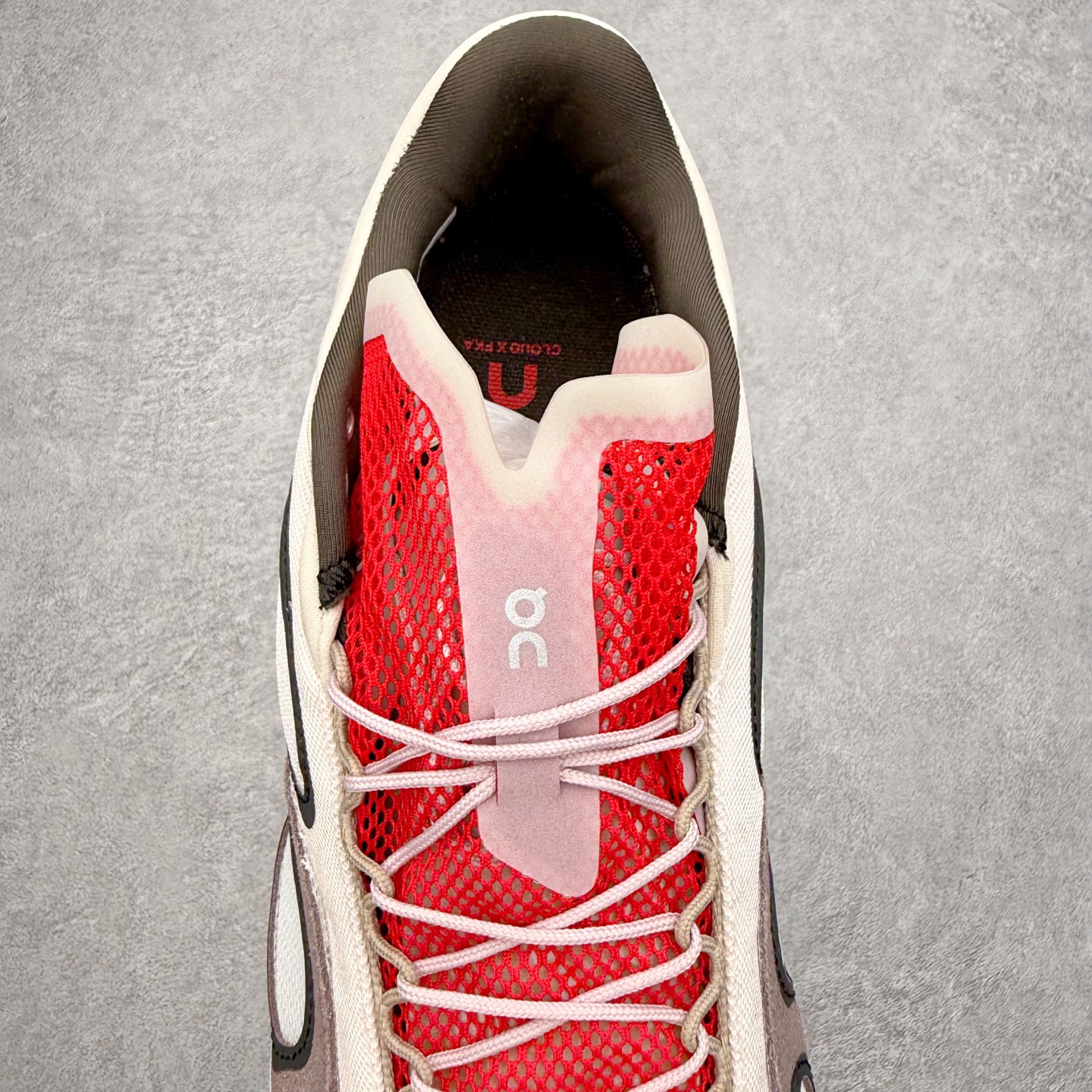 图片[5]-FKA Twigs x On昂跑 Cloud X 联名款舒适轻盈耐磨 低帮跑步鞋 此运动品牌 开创于2010年 缓震着陆、强效回弹、轻柔质感的设计构思始终是ON研制关键 与此同时基于“为全球提供革新性的跑步感受”信念 陆续推出了多款跑鞋及其以专业运动人体跑步工程学为设计关键的功能性跑步服饰设备 让跑者不费力气地畅快畅跑 尺码：36 36.5 37.5 38 38.5 39 40 40.5 41 42 42.5 43 44 44.5 45-选品中心