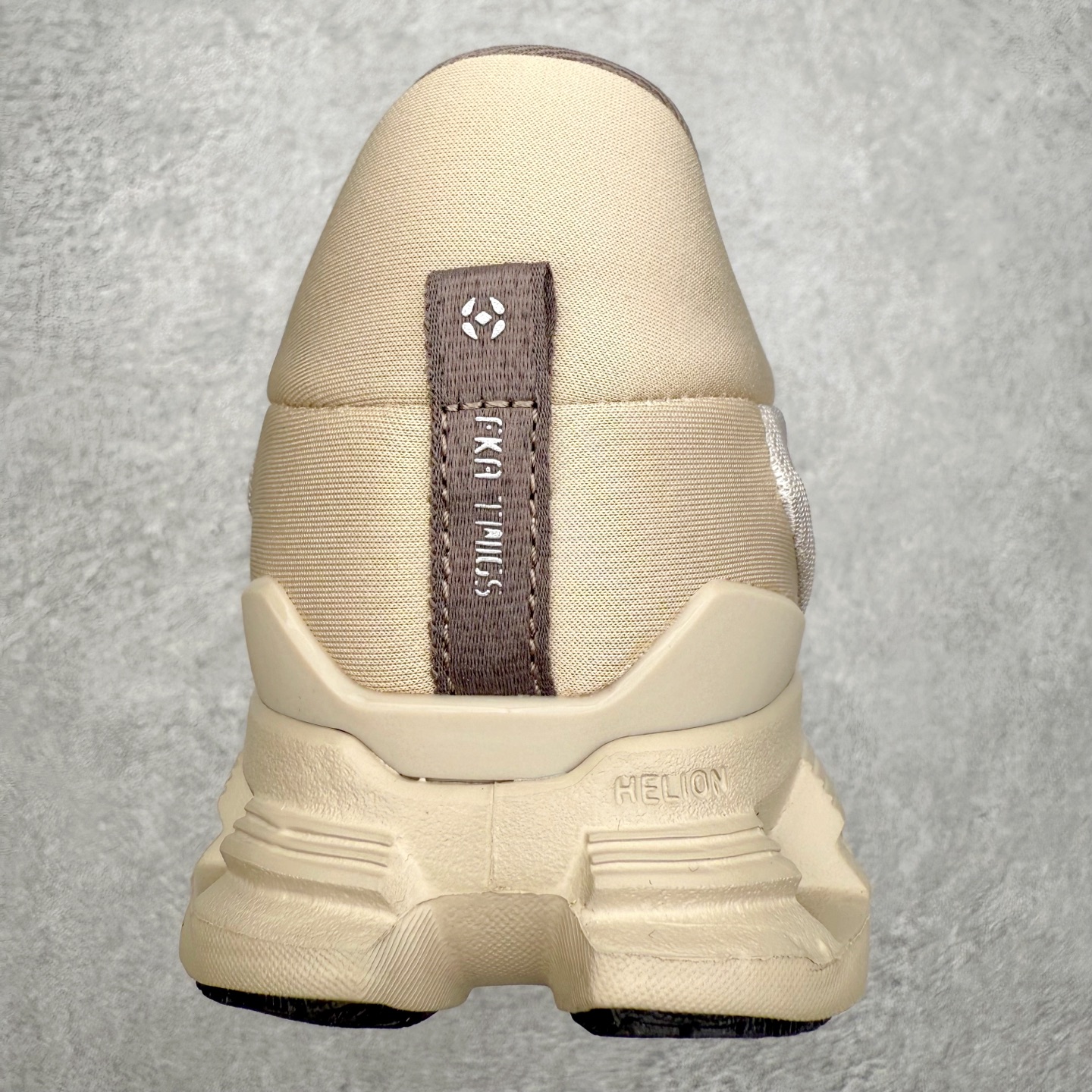 图片[8]-FKA Twigs x On昂跑 Cloud X 联名款舒适轻盈耐磨 低帮跑步鞋 此运动品牌 开创于2010年 缓震着陆、强效回弹、轻柔质感的设计构思始终是ON研制关键 与此同时基于“为全球提供革新性的跑步感受”信念 陆续推出了多款跑鞋及其以专业运动人体跑步工程学为设计关键的功能性跑步服饰设备 让跑者不费力气地畅快畅跑 尺码：36 36.5 37.5 38 38.5 39 40 40.5 41 42 42.5 43 44 44.5 45-选品中心