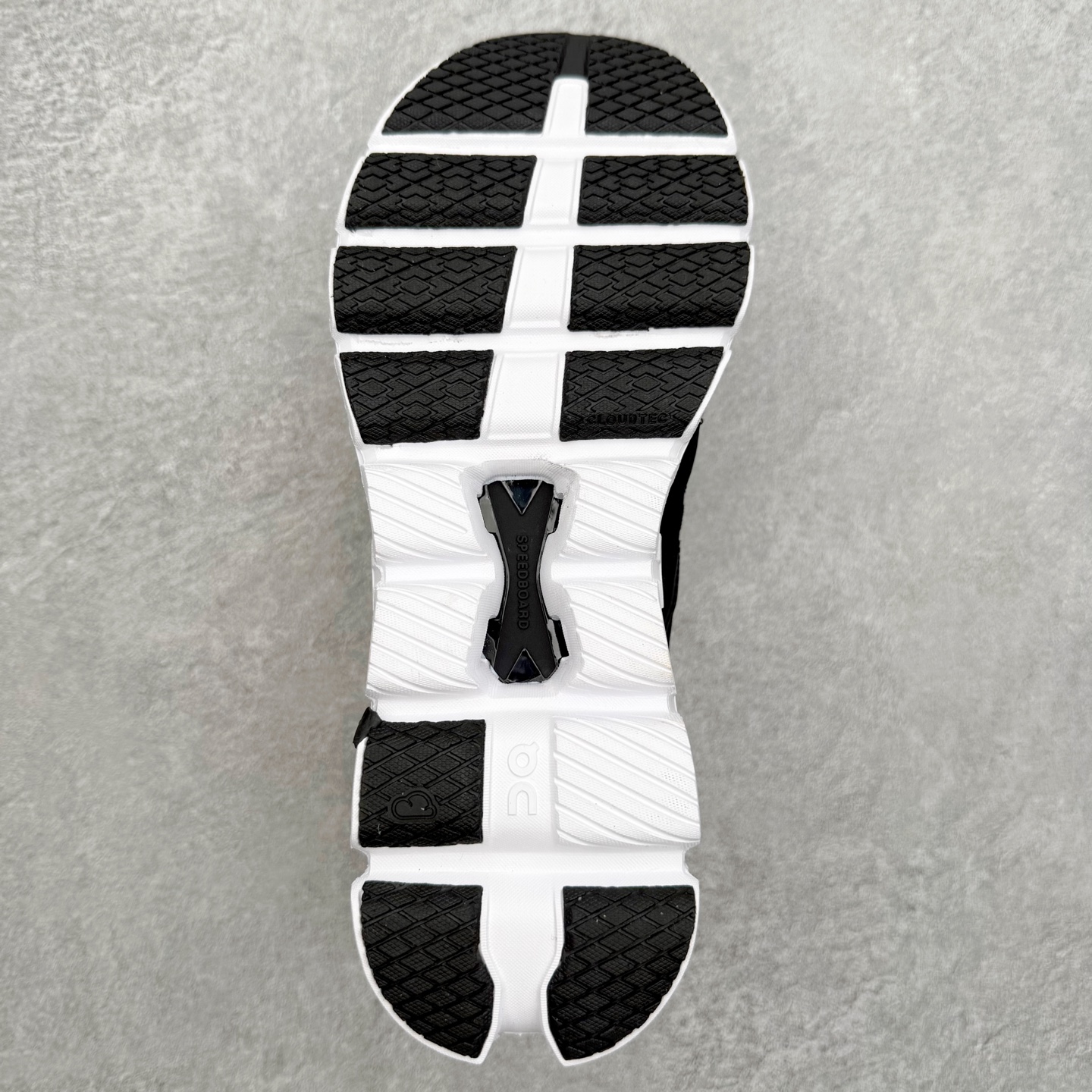 图片[9]-FKA Twigs x On昂跑 Cloud X 联名款舒适轻盈耐磨 低帮跑步鞋 此运动品牌 开创于2010年 缓震着陆、强效回弹、轻柔质感的设计构思始终是ON研制关键 与此同时基于“为全球提供革新性的跑步感受”信念 陆续推出了多款跑鞋及其以专业运动人体跑步工程学为设计关键的功能性跑步服饰设备 让跑者不费力气地畅快畅跑 尺码：36 36.5 37.5 38 38.5 39 40 40.5 41 42 42.5 43 44 44.5 45-选品中心