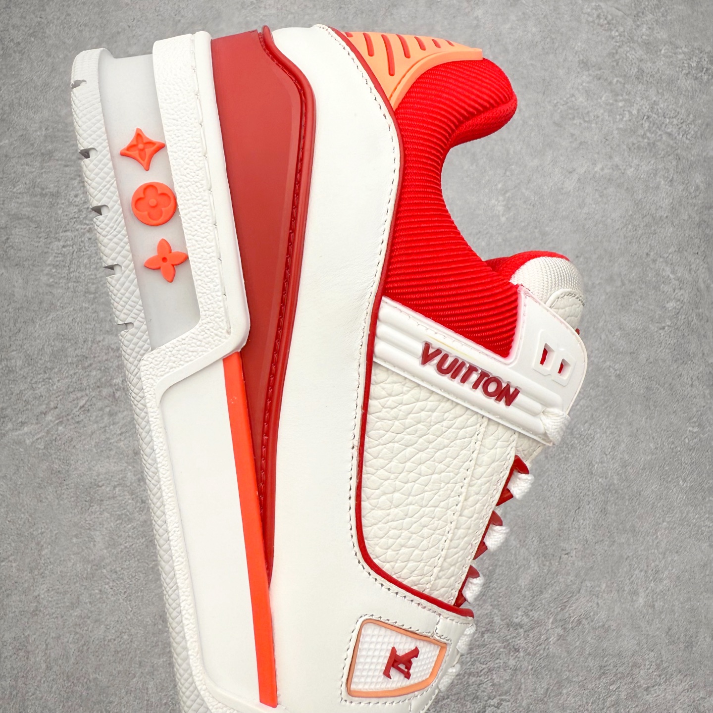 图片[6]-＃FS Louis Vuitton Trainer lv时装走秀运动鞋 完美鞋型超高的清洁度 零毛边线头瑕疵 全套原楦原纸版原鞋开模 全网最具灵魂的版型 正确原装黄色鞋盒 正确中底印花 鞋面印花3D高频深度立体 全鞋电脑针车 紧密相连 针距密度一致 环保乳胶注塑鞋垫 厚度脚感还原原版 皮面裁剪部位 统一油边封口工艺 原装橡胶大底含胶量大底组合零偏差 专柜全套包装 防尘袋 说明书 质保卡 男女鞋 尺码：35 36 37 38 39 40 41 42 43 44 45-选品中心