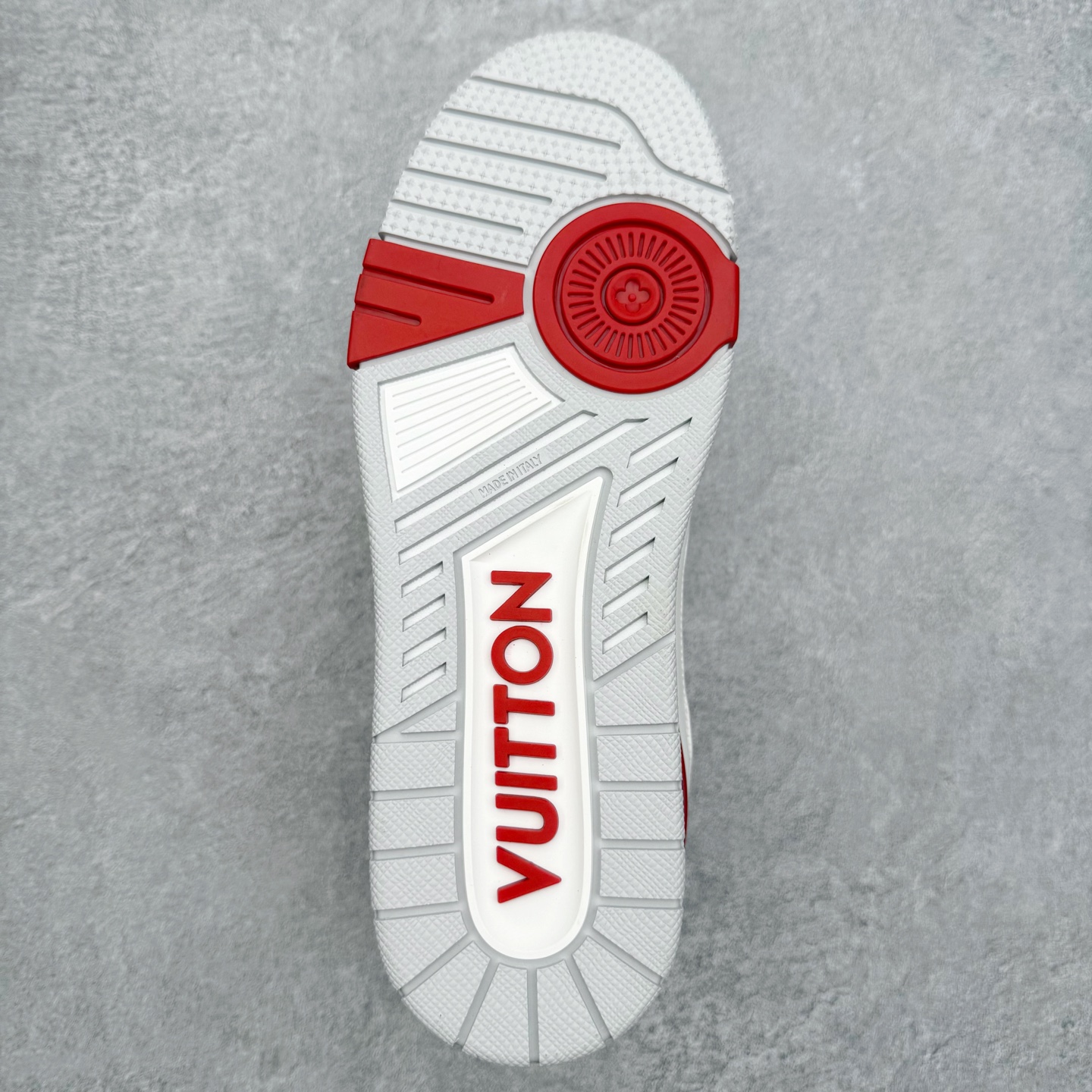 图片[9]-＃FS Louis Vuitton Trainer lv时装走秀运动鞋 完美鞋型超高的清洁度 零毛边线头瑕疵 全套原楦原纸版原鞋开模 全网最具灵魂的版型 正确原装黄色鞋盒 正确中底印花 鞋面印花3D高频深度立体 全鞋电脑针车 紧密相连 针距密度一致 环保乳胶注塑鞋垫 厚度脚感还原原版 皮面裁剪部位 统一油边封口工艺 原装橡胶大底含胶量大底组合零偏差 专柜全套包装 防尘袋 说明书 质保卡 男女鞋 尺码：35 36 37 38 39 40 41 42 43 44 45-选品中心