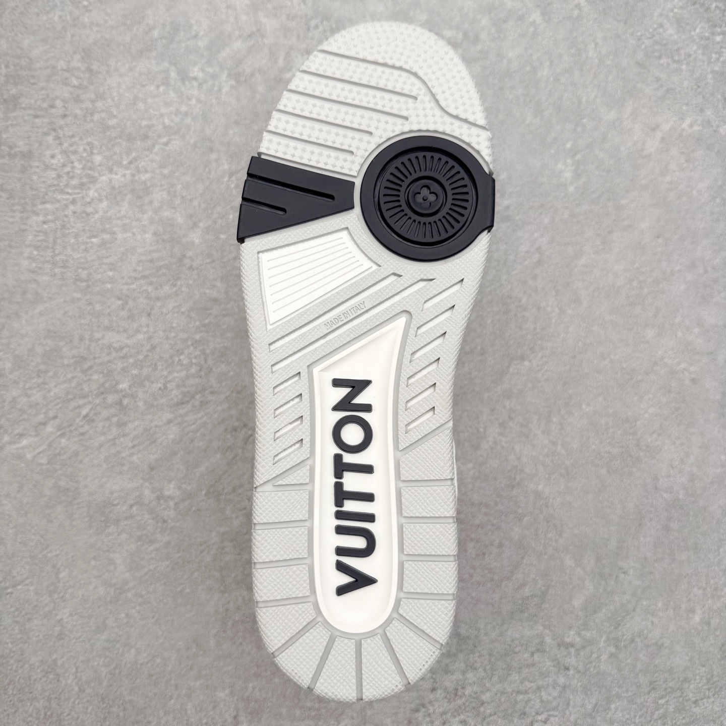 图片[9]-＃FS Louis Vuitton Trainer lv时装走秀运动鞋 完美鞋型超高的清洁度 零毛边线头瑕疵 全套原楦原纸版原鞋开模 全网最具灵魂的版型 正确原装黄色鞋盒 正确中底印花 鞋面印花3D高频深度立体 全鞋电脑针车 紧密相连 针距密度一致 环保乳胶注塑鞋垫 厚度脚感还原原版 皮面裁剪部位 统一油边封口工艺 原装橡胶大底含胶量大底组合零偏差 专柜全套包装 防尘袋 说明书 质保卡 男女鞋 尺码：35 36 37 38 39 40 41 42 43 44 45-选品中心