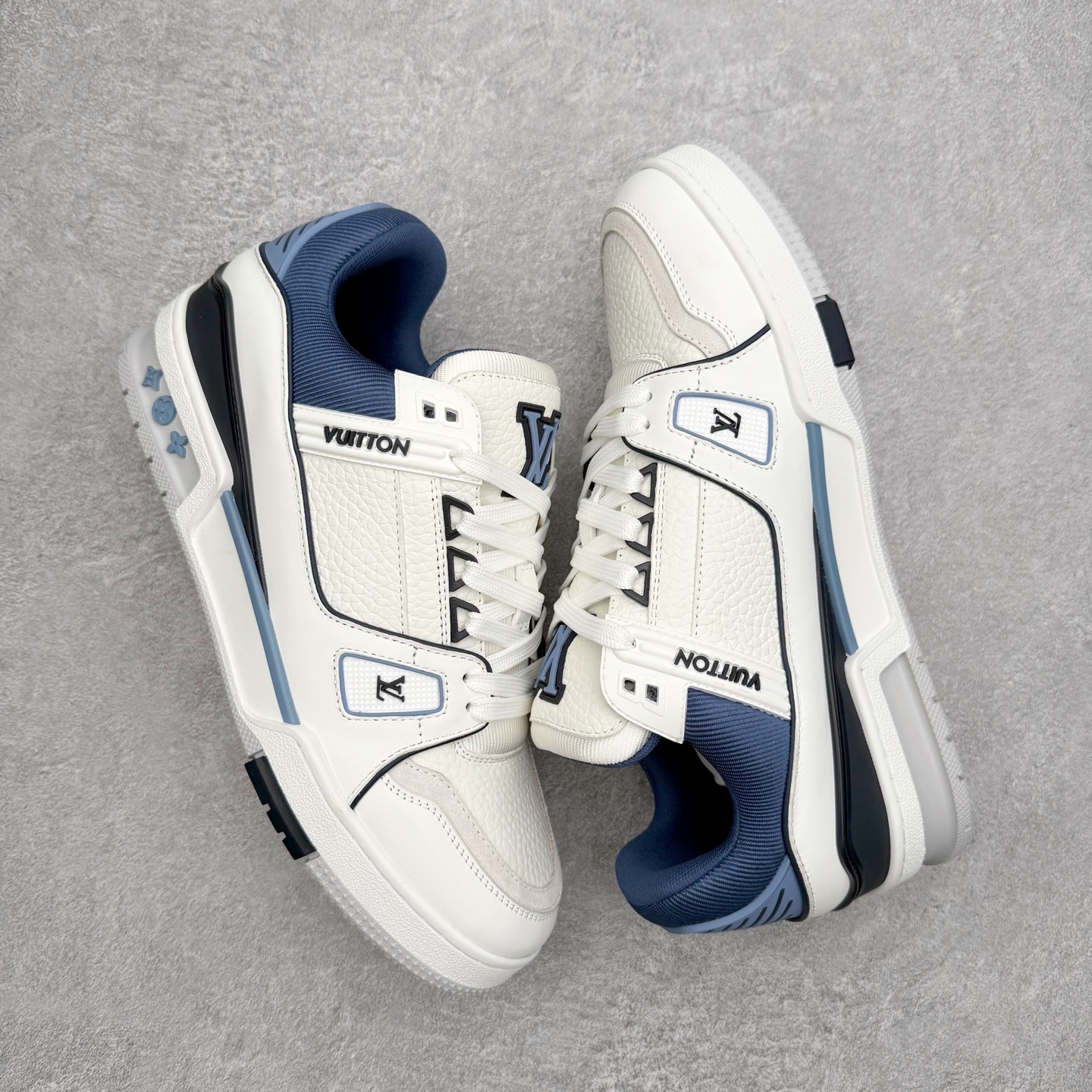 图片[3]-＃FS Louis Vuitton Trainer lv时装走秀运动鞋 完美鞋型超高的清洁度 零毛边线头瑕疵 全套原楦原纸版原鞋开模 全网最具灵魂的版型 正确原装黄色鞋盒 正确中底印花 鞋面印花3D高频深度立体 全鞋电脑针车 紧密相连 针距密度一致 环保乳胶注塑鞋垫 厚度脚感还原原版 皮面裁剪部位 统一油边封口工艺 原装橡胶大底含胶量大底组合零偏差 专柜全套包装 防尘袋 说明书 质保卡 男女鞋 尺码：35 36 37 38 39 40 41 42 43 44 45-选品中心