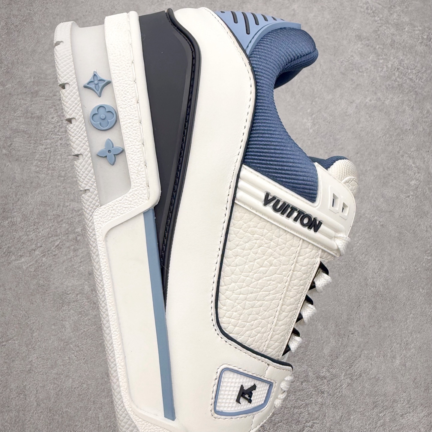 图片[6]-＃FS Louis Vuitton Trainer lv时装走秀运动鞋 完美鞋型超高的清洁度 零毛边线头瑕疵 全套原楦原纸版原鞋开模 全网最具灵魂的版型 正确原装黄色鞋盒 正确中底印花 鞋面印花3D高频深度立体 全鞋电脑针车 紧密相连 针距密度一致 环保乳胶注塑鞋垫 厚度脚感还原原版 皮面裁剪部位 统一油边封口工艺 原装橡胶大底含胶量大底组合零偏差 专柜全套包装 防尘袋 说明书 质保卡 男女鞋 尺码：35 36 37 38 39 40 41 42 43 44 45-选品中心