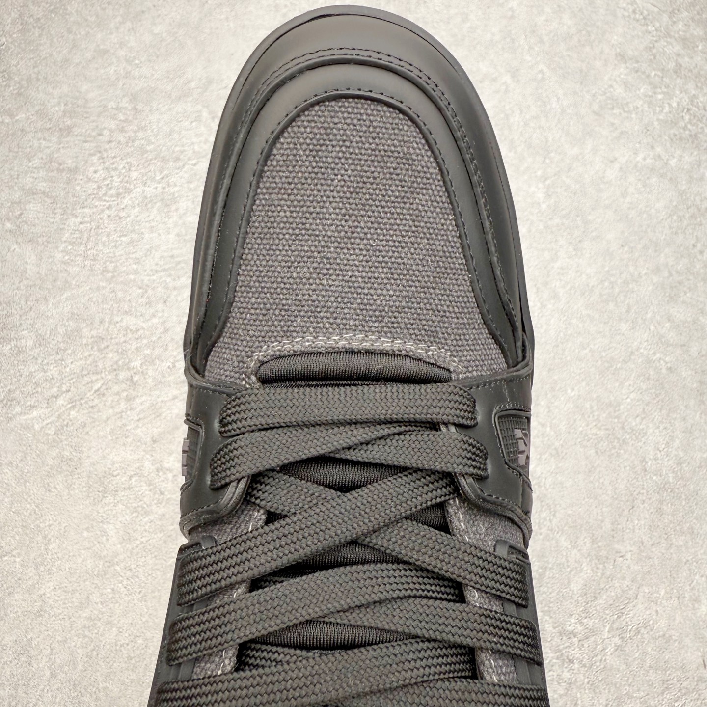 图片[4]-＃FS Louis Vuitton Trainer lv时装走秀运动鞋 完美鞋型超高的清洁度 零毛边线头瑕疵 全套原楦原纸版原鞋开模 全网最具灵魂的版型 正确原装黄色鞋盒 正确中底印花 鞋面印花3D高频深度立体 全鞋电脑针车 紧密相连 针距密度一致 环保乳胶注塑鞋垫 厚度脚感还原原版 皮面裁剪部位 统一油边封口工艺 原装橡胶大底含胶量大底组合零偏差 专柜全套包装 防尘袋 说明书 质保卡 男女鞋 尺码：35 36 37 38 39 40 41 42 43 44 45-选品中心