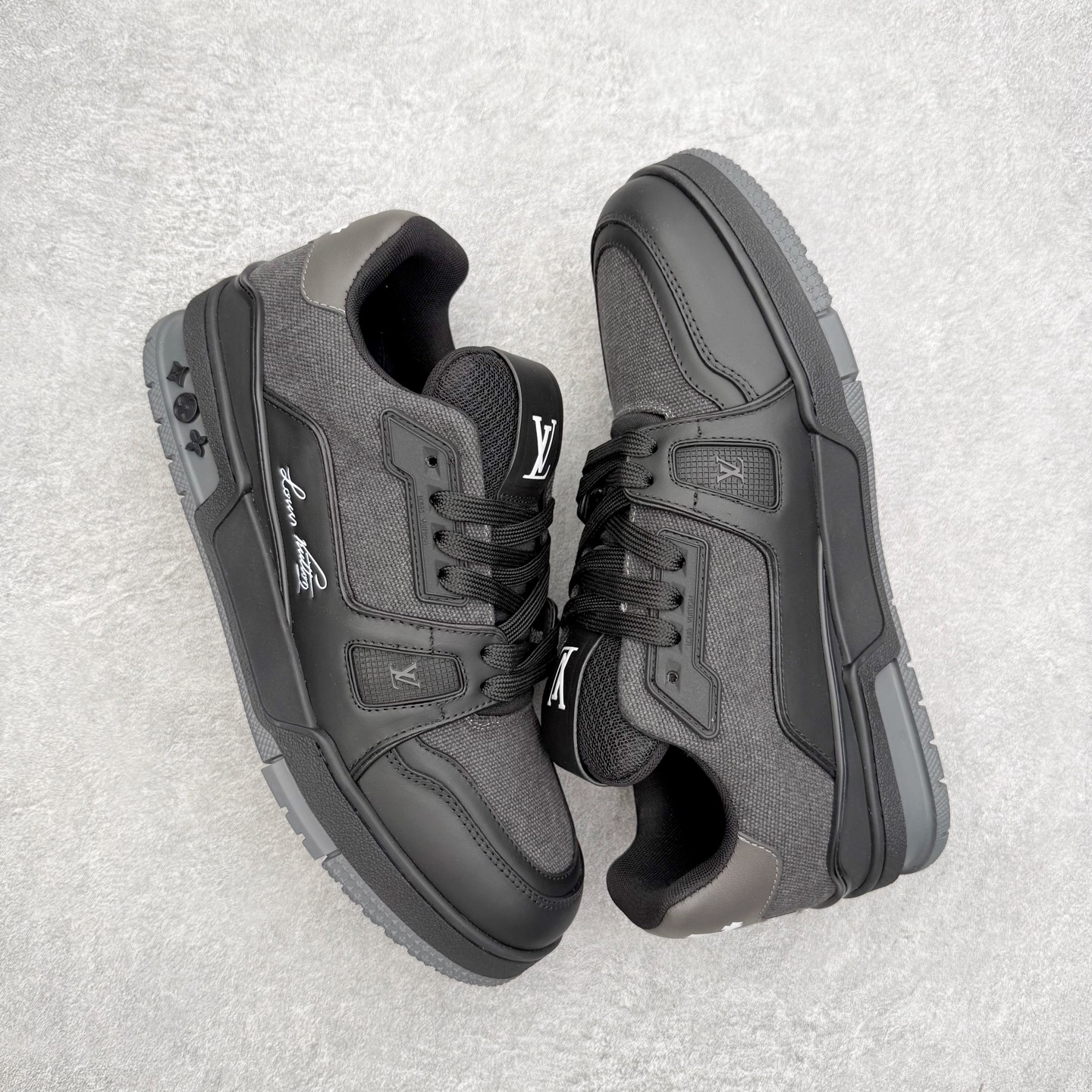 图片[3]-＃FS Louis Vuitton Trainer lv时装走秀运动鞋 完美鞋型超高的清洁度 零毛边线头瑕疵 全套原楦原纸版原鞋开模 全网最具灵魂的版型 正确原装黄色鞋盒 正确中底印花 鞋面印花3D高频深度立体 全鞋电脑针车 紧密相连 针距密度一致 环保乳胶注塑鞋垫 厚度脚感还原原版 皮面裁剪部位 统一油边封口工艺 原装橡胶大底含胶量大底组合零偏差 专柜全套包装 防尘袋 说明书 质保卡 男女鞋 尺码：35 36 37 38 39 40 41 42 43 44 45-选品中心