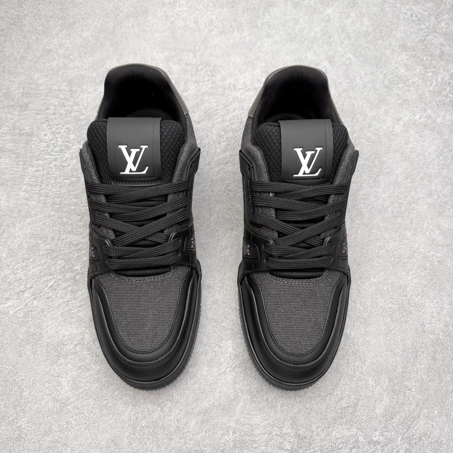 图片[2]-＃FS Louis Vuitton Trainer lv时装走秀运动鞋 完美鞋型超高的清洁度 零毛边线头瑕疵 全套原楦原纸版原鞋开模 全网最具灵魂的版型 正确原装黄色鞋盒 正确中底印花 鞋面印花3D高频深度立体 全鞋电脑针车 紧密相连 针距密度一致 环保乳胶注塑鞋垫 厚度脚感还原原版 皮面裁剪部位 统一油边封口工艺 原装橡胶大底含胶量大底组合零偏差 专柜全套包装 防尘袋 说明书 质保卡 男女鞋 尺码：35 36 37 38 39 40 41 42 43 44 45-选品中心