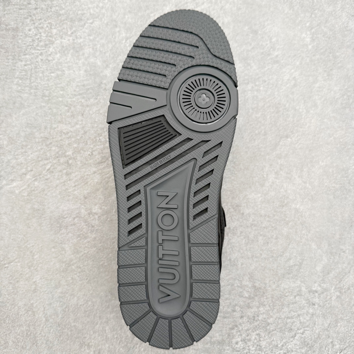 图片[9]-＃FS Louis Vuitton Trainer lv时装走秀运动鞋 完美鞋型超高的清洁度 零毛边线头瑕疵 全套原楦原纸版原鞋开模 全网最具灵魂的版型 正确原装黄色鞋盒 正确中底印花 鞋面印花3D高频深度立体 全鞋电脑针车 紧密相连 针距密度一致 环保乳胶注塑鞋垫 厚度脚感还原原版 皮面裁剪部位 统一油边封口工艺 原装橡胶大底含胶量大底组合零偏差 专柜全套包装 防尘袋 说明书 质保卡 男女鞋 尺码：35 36 37 38 39 40 41 42 43 44 45-选品中心