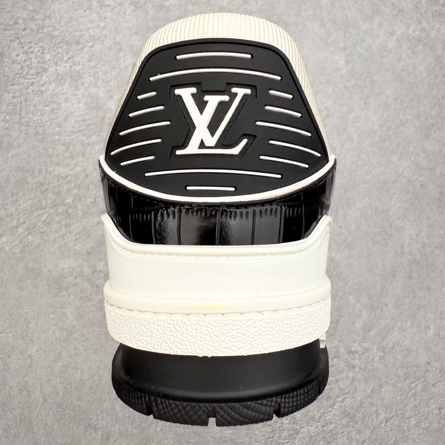 图片[8]-＃FS Louis Vuitton Trainer lv时装走秀运动鞋 完美鞋型超高的清洁度 零毛边线头瑕疵 全套原楦原纸版原鞋开模 全网最具灵魂的版型 正确原装黄色鞋盒 正确中底印花 鞋面印花3D高频深度立体 全鞋电脑针车 紧密相连 针距密度一致 环保乳胶注塑鞋垫 厚度脚感还原原版 皮面裁剪部位 统一油边封口工艺 原装橡胶大底含胶量大底组合零偏差 专柜全套包装 防尘袋 说明书 质保卡 男女鞋 尺码：35 36 37 38 39 40 41 42 43 44 45-选品中心