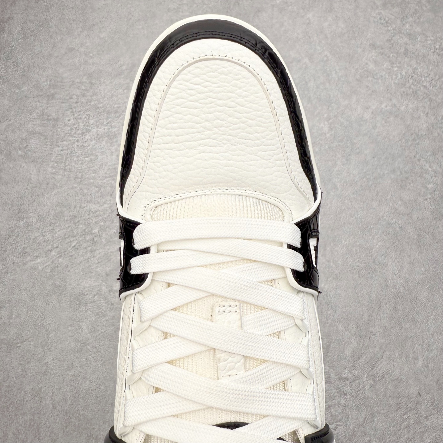 图片[4]-＃FS Louis Vuitton Trainer lv时装走秀运动鞋 完美鞋型超高的清洁度 零毛边线头瑕疵 全套原楦原纸版原鞋开模 全网最具灵魂的版型 正确原装黄色鞋盒 正确中底印花 鞋面印花3D高频深度立体 全鞋电脑针车 紧密相连 针距密度一致 环保乳胶注塑鞋垫 厚度脚感还原原版 皮面裁剪部位 统一油边封口工艺 原装橡胶大底含胶量大底组合零偏差 专柜全套包装 防尘袋 说明书 质保卡 男女鞋 尺码：35 36 37 38 39 40 41 42 43 44 45-选品中心