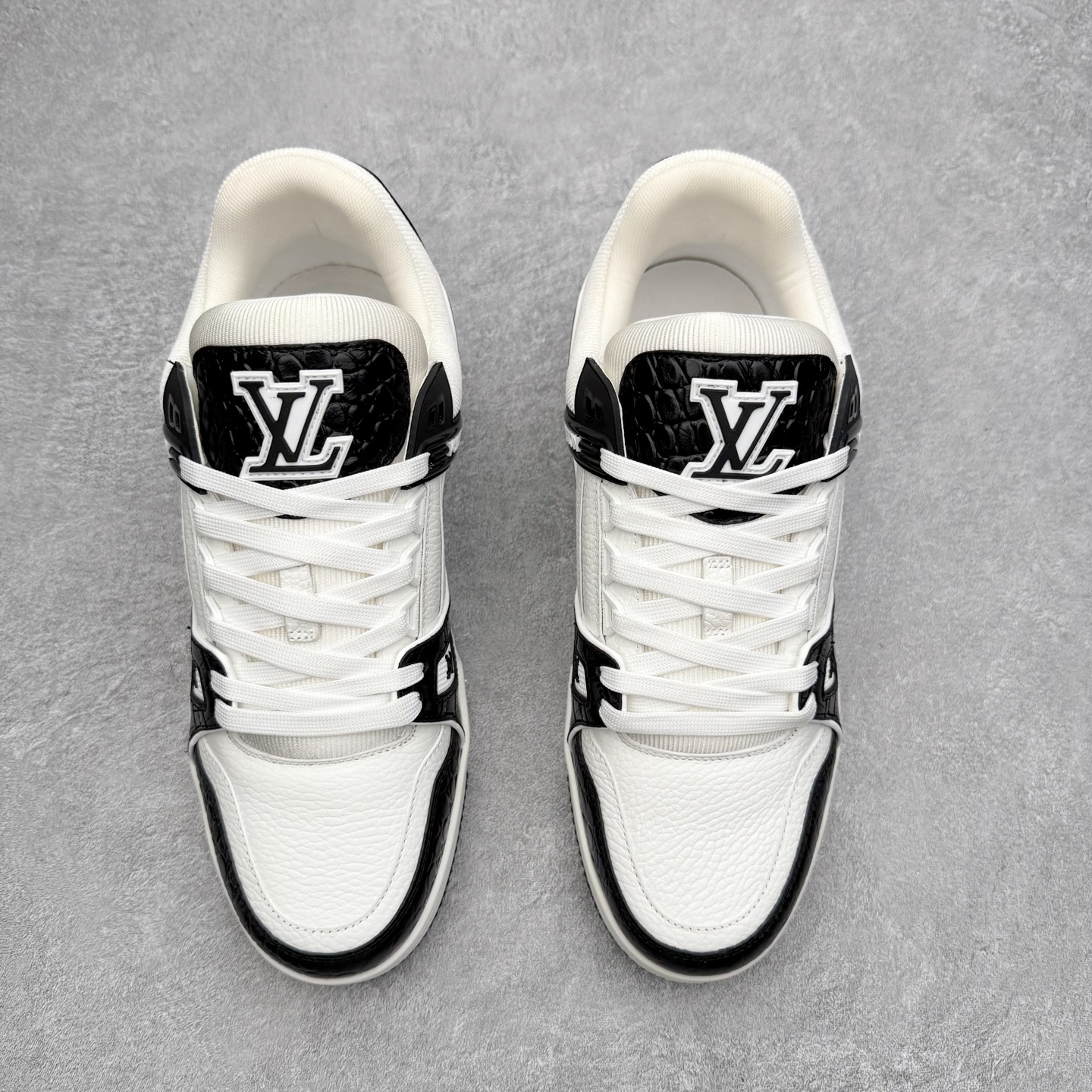 图片[2]-＃FS Louis Vuitton Trainer lv时装走秀运动鞋 完美鞋型超高的清洁度 零毛边线头瑕疵 全套原楦原纸版原鞋开模 全网最具灵魂的版型 正确原装黄色鞋盒 正确中底印花 鞋面印花3D高频深度立体 全鞋电脑针车 紧密相连 针距密度一致 环保乳胶注塑鞋垫 厚度脚感还原原版 皮面裁剪部位 统一油边封口工艺 原装橡胶大底含胶量大底组合零偏差 专柜全套包装 防尘袋 说明书 质保卡 男女鞋 尺码：35 36 37 38 39 40 41 42 43 44 45-选品中心