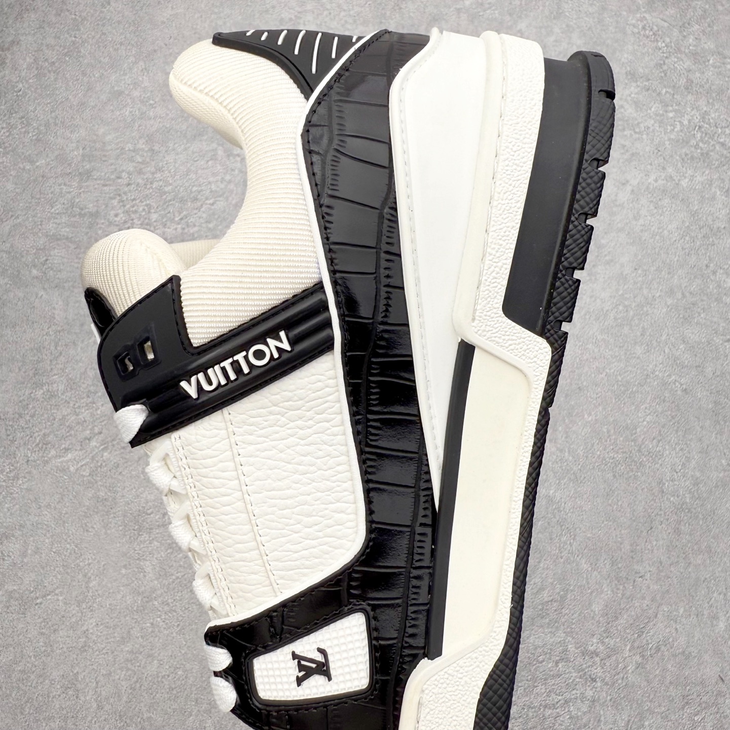 图片[7]-＃FS Louis Vuitton Trainer lv时装走秀运动鞋 完美鞋型超高的清洁度 零毛边线头瑕疵 全套原楦原纸版原鞋开模 全网最具灵魂的版型 正确原装黄色鞋盒 正确中底印花 鞋面印花3D高频深度立体 全鞋电脑针车 紧密相连 针距密度一致 环保乳胶注塑鞋垫 厚度脚感还原原版 皮面裁剪部位 统一油边封口工艺 原装橡胶大底含胶量大底组合零偏差 专柜全套包装 防尘袋 说明书 质保卡 男女鞋 尺码：35 36 37 38 39 40 41 42 43 44 45-选品中心