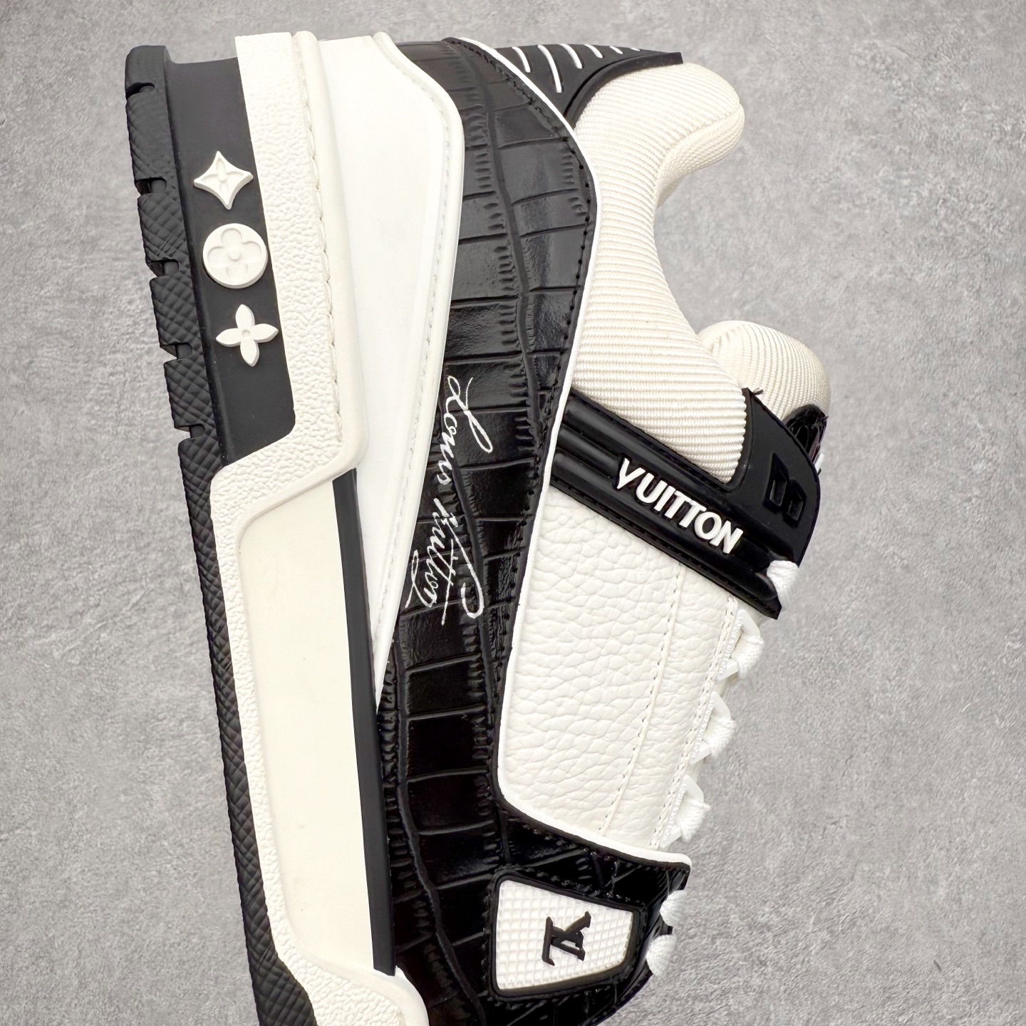 图片[6]-＃FS Louis Vuitton Trainer lv时装走秀运动鞋 完美鞋型超高的清洁度 零毛边线头瑕疵 全套原楦原纸版原鞋开模 全网最具灵魂的版型 正确原装黄色鞋盒 正确中底印花 鞋面印花3D高频深度立体 全鞋电脑针车 紧密相连 针距密度一致 环保乳胶注塑鞋垫 厚度脚感还原原版 皮面裁剪部位 统一油边封口工艺 原装橡胶大底含胶量大底组合零偏差 专柜全套包装 防尘袋 说明书 质保卡 男女鞋 尺码：35 36 37 38 39 40 41 42 43 44 45-选品中心