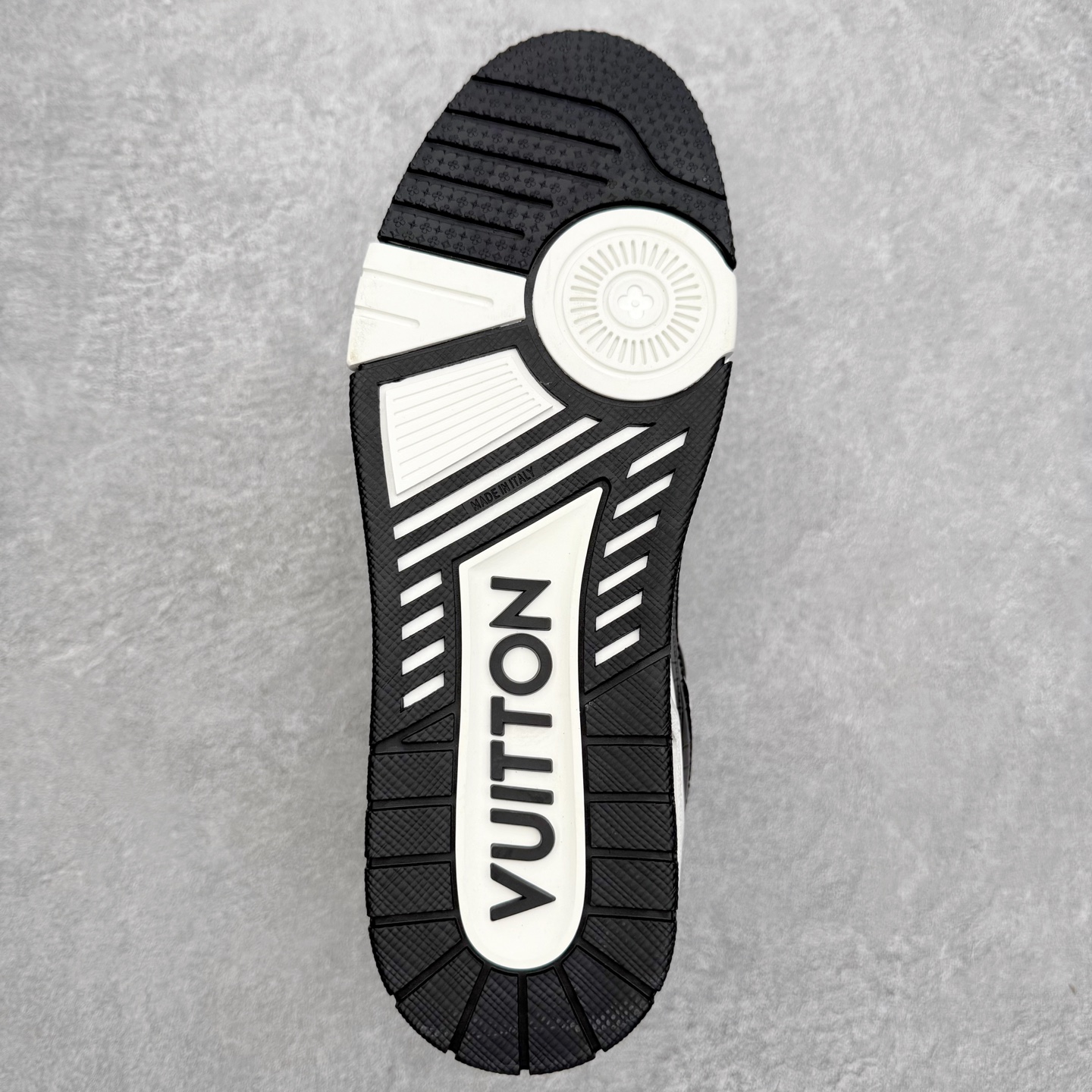 图片[9]-＃FS Louis Vuitton Trainer lv时装走秀运动鞋 完美鞋型超高的清洁度 零毛边线头瑕疵 全套原楦原纸版原鞋开模 全网最具灵魂的版型 正确原装黄色鞋盒 正确中底印花 鞋面印花3D高频深度立体 全鞋电脑针车 紧密相连 针距密度一致 环保乳胶注塑鞋垫 厚度脚感还原原版 皮面裁剪部位 统一油边封口工艺 原装橡胶大底含胶量大底组合零偏差 专柜全套包装 防尘袋 说明书 质保卡 男女鞋 尺码：35 36 37 38 39 40 41 42 43 44 45-选品中心