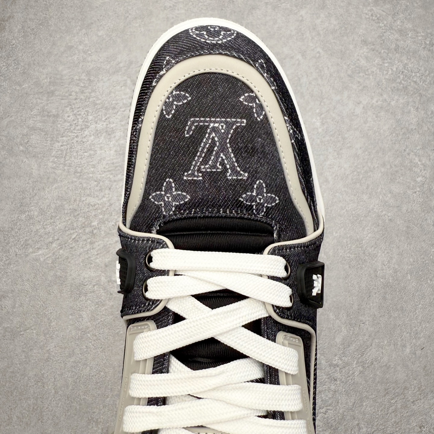 图片[4]-＃FS Louis Vuitton Trainer lv时装走秀运动鞋 完美鞋型超高的清洁度 零毛边线头瑕疵 全套原楦原纸版原鞋开模 全网最具灵魂的版型 正确原装黄色鞋盒 正确中底印花 鞋面印花3D高频深度立体 全鞋电脑针车 紧密相连 针距密度一致 环保乳胶注塑鞋垫 厚度脚感还原原版 皮面裁剪部位 统一油边封口工艺 原装橡胶大底含胶量大底组合零偏差 专柜全套包装 防尘袋 说明书 质保卡 男女鞋 尺码：35 36 37 38 39 40 41 42 43 44 45-选品中心