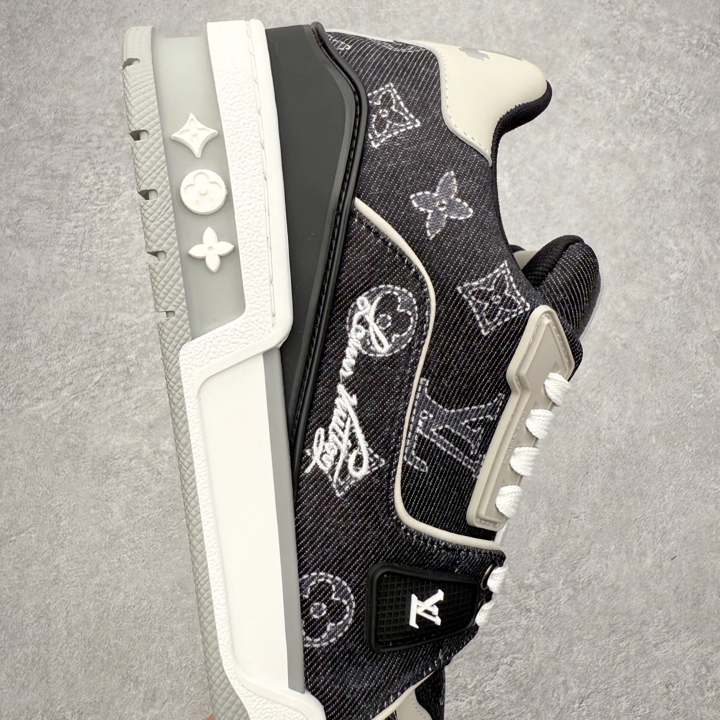 图片[6]-＃FS Louis Vuitton Trainer lv时装走秀运动鞋 完美鞋型超高的清洁度 零毛边线头瑕疵 全套原楦原纸版原鞋开模 全网最具灵魂的版型 正确原装黄色鞋盒 正确中底印花 鞋面印花3D高频深度立体 全鞋电脑针车 紧密相连 针距密度一致 环保乳胶注塑鞋垫 厚度脚感还原原版 皮面裁剪部位 统一油边封口工艺 原装橡胶大底含胶量大底组合零偏差 专柜全套包装 防尘袋 说明书 质保卡 男女鞋 尺码：35 36 37 38 39 40 41 42 43 44 45-选品中心