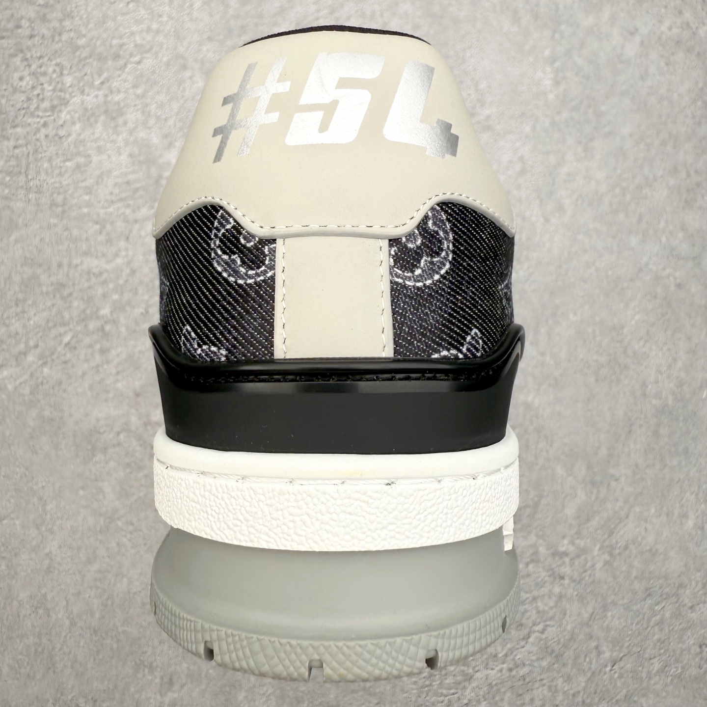 图片[8]-＃FS Louis Vuitton Trainer lv时装走秀运动鞋 完美鞋型超高的清洁度 零毛边线头瑕疵 全套原楦原纸版原鞋开模 全网最具灵魂的版型 正确原装黄色鞋盒 正确中底印花 鞋面印花3D高频深度立体 全鞋电脑针车 紧密相连 针距密度一致 环保乳胶注塑鞋垫 厚度脚感还原原版 皮面裁剪部位 统一油边封口工艺 原装橡胶大底含胶量大底组合零偏差 专柜全套包装 防尘袋 说明书 质保卡 男女鞋 尺码：35 36 37 38 39 40 41 42 43 44 45-选品中心