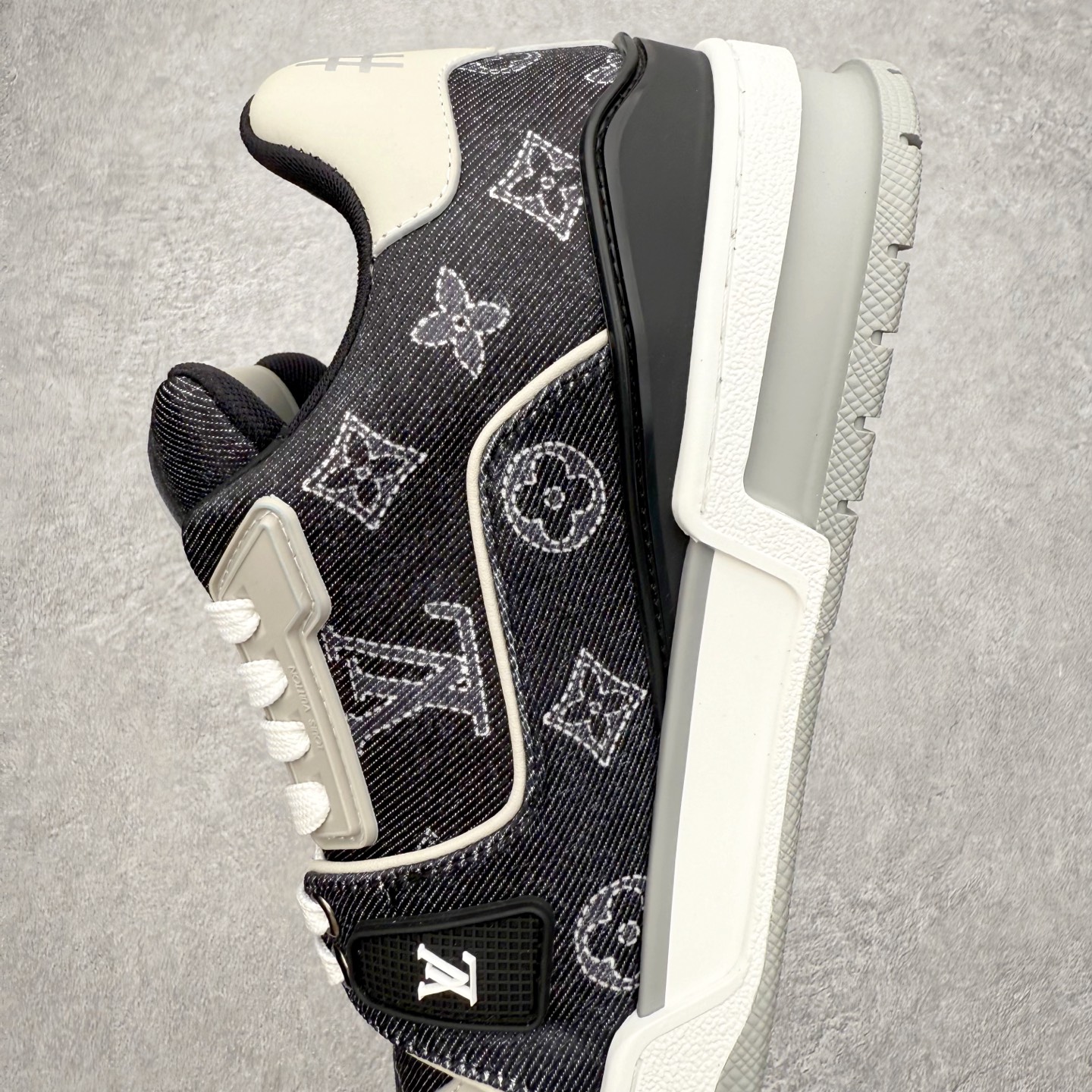 图片[7]-＃FS Louis Vuitton Trainer lv时装走秀运动鞋 完美鞋型超高的清洁度 零毛边线头瑕疵 全套原楦原纸版原鞋开模 全网最具灵魂的版型 正确原装黄色鞋盒 正确中底印花 鞋面印花3D高频深度立体 全鞋电脑针车 紧密相连 针距密度一致 环保乳胶注塑鞋垫 厚度脚感还原原版 皮面裁剪部位 统一油边封口工艺 原装橡胶大底含胶量大底组合零偏差 专柜全套包装 防尘袋 说明书 质保卡 男女鞋 尺码：35 36 37 38 39 40 41 42 43 44 45-选品中心