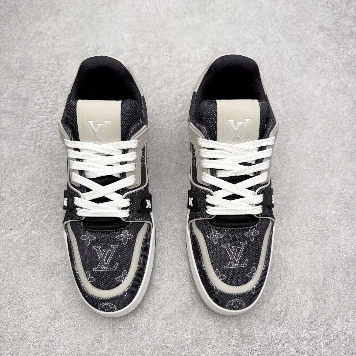 图片[2]-＃FS Louis Vuitton Trainer lv时装走秀运动鞋 完美鞋型超高的清洁度 零毛边线头瑕疵 全套原楦原纸版原鞋开模 全网最具灵魂的版型 正确原装黄色鞋盒 正确中底印花 鞋面印花3D高频深度立体 全鞋电脑针车 紧密相连 针距密度一致 环保乳胶注塑鞋垫 厚度脚感还原原版 皮面裁剪部位 统一油边封口工艺 原装橡胶大底含胶量大底组合零偏差 专柜全套包装 防尘袋 说明书 质保卡 男女鞋 尺码：35 36 37 38 39 40 41 42 43 44 45-选品中心