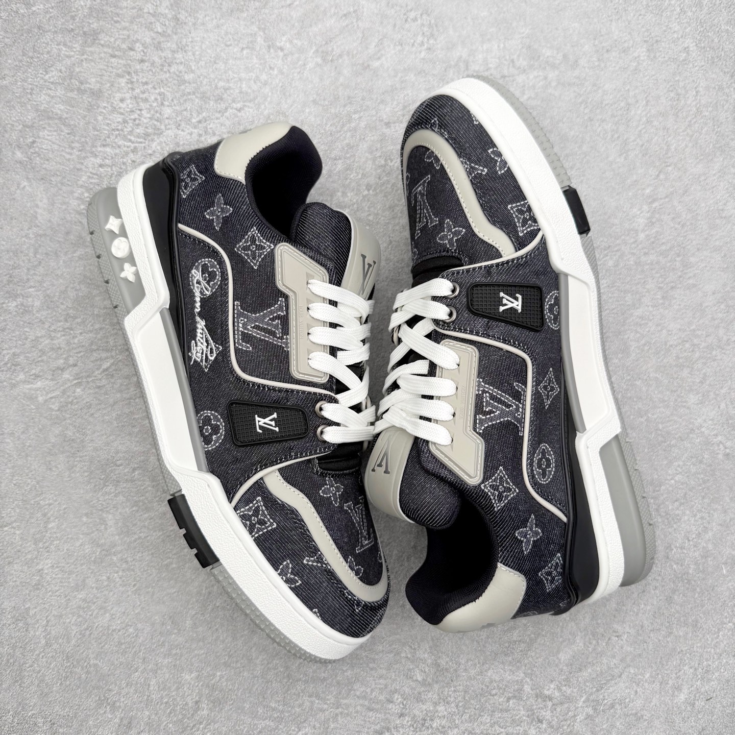 图片[3]-＃FS Louis Vuitton Trainer lv时装走秀运动鞋 完美鞋型超高的清洁度 零毛边线头瑕疵 全套原楦原纸版原鞋开模 全网最具灵魂的版型 正确原装黄色鞋盒 正确中底印花 鞋面印花3D高频深度立体 全鞋电脑针车 紧密相连 针距密度一致 环保乳胶注塑鞋垫 厚度脚感还原原版 皮面裁剪部位 统一油边封口工艺 原装橡胶大底含胶量大底组合零偏差 专柜全套包装 防尘袋 说明书 质保卡 男女鞋 尺码：35 36 37 38 39 40 41 42 43 44 45-选品中心