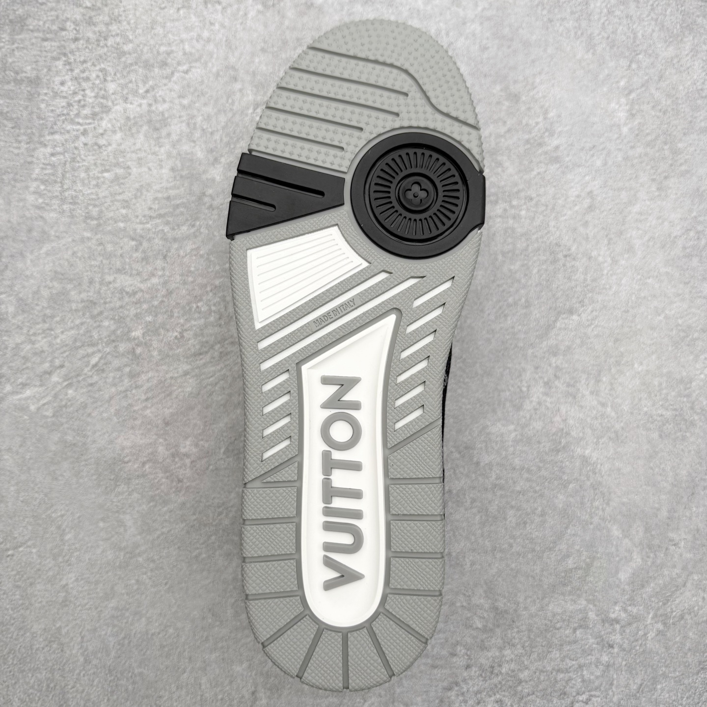 图片[9]-＃FS Louis Vuitton Trainer lv时装走秀运动鞋 完美鞋型超高的清洁度 零毛边线头瑕疵 全套原楦原纸版原鞋开模 全网最具灵魂的版型 正确原装黄色鞋盒 正确中底印花 鞋面印花3D高频深度立体 全鞋电脑针车 紧密相连 针距密度一致 环保乳胶注塑鞋垫 厚度脚感还原原版 皮面裁剪部位 统一油边封口工艺 原装橡胶大底含胶量大底组合零偏差 专柜全套包装 防尘袋 说明书 质保卡 男女鞋 尺码：35 36 37 38 39 40 41 42 43 44 45-选品中心