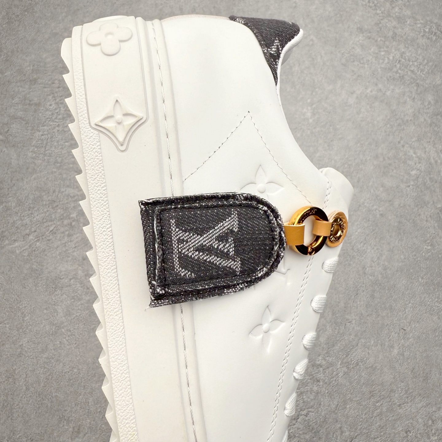 图片[6]-Louis Vuitton 路易威登 lv Time Out 低帮时尚运动板鞋 为舒软小牛皮革压印金属质感 Monogram 图案 再令 Louis 和vuitton 装饰点缀鞋带 与卢勒克斯金属线共同 释放莹泽光芒 搭配后部 Monogram帆布饰边和加厚胎面橡胶外底 鞋面胎牛皮和进口PVC制裁而成 高密度进口电脑车线工艺、经典LOGO跟PVC完美结合 原版大底开模 内里采用进口羊皮 超软皮内里+鞋垫 最新LV/路易威登 杨幂 关晓彤 官方等多明星网红同款 快手抖音等多平台热推 尺码：35 36 37 38 39 40 41 42 43 44-选品中心