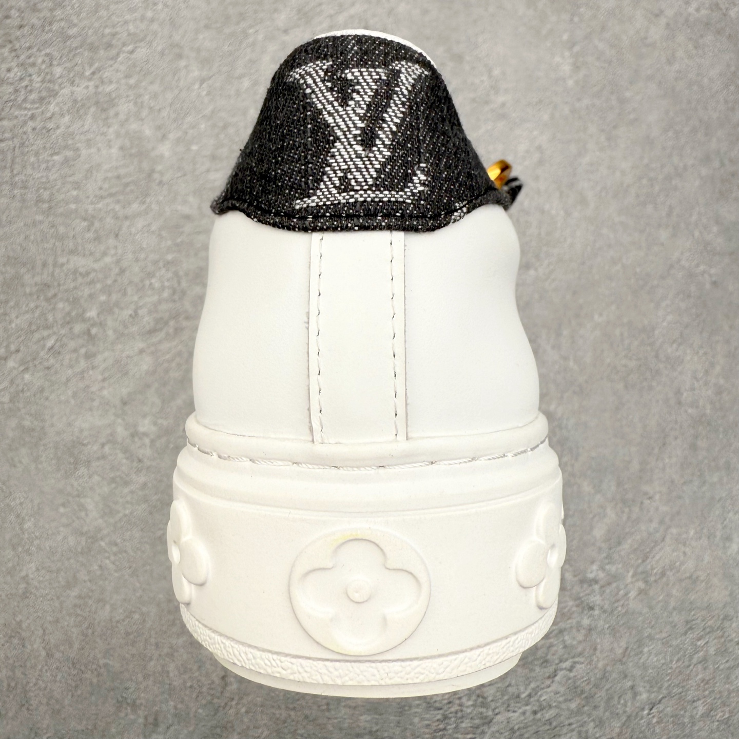 图片[8]-Louis Vuitton 路易威登 lv Time Out 低帮时尚运动板鞋 为舒软小牛皮革压印金属质感 Monogram 图案 再令 Louis 和vuitton 装饰点缀鞋带 与卢勒克斯金属线共同 释放莹泽光芒 搭配后部 Monogram帆布饰边和加厚胎面橡胶外底 鞋面胎牛皮和进口PVC制裁而成 高密度进口电脑车线工艺、经典LOGO跟PVC完美结合 原版大底开模 内里采用进口羊皮 超软皮内里+鞋垫 最新LV/路易威登 杨幂 关晓彤 官方等多明星网红同款 快手抖音等多平台热推 尺码：35 36 37 38 39 40 41 42 43 44-选品中心