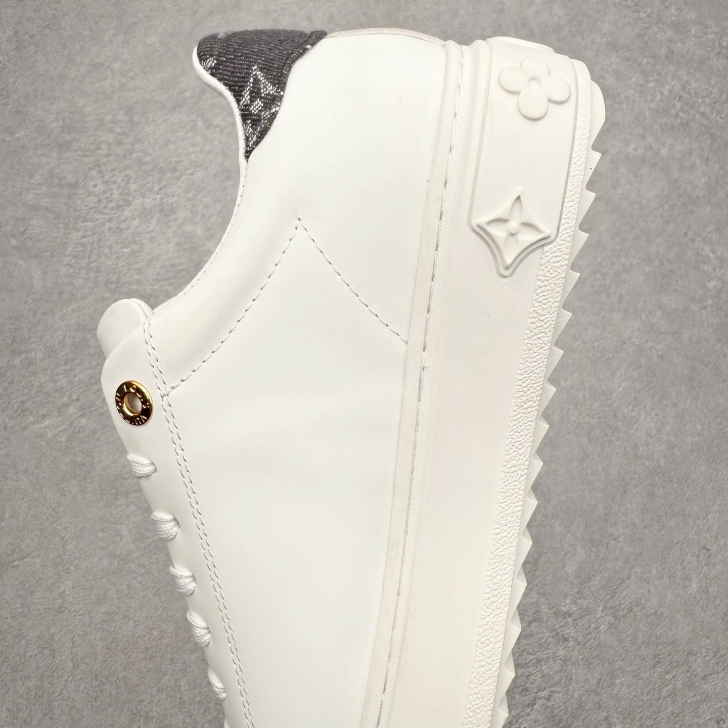 图片[7]-Louis Vuitton 路易威登 lv Time Out 低帮时尚运动板鞋 为舒软小牛皮革压印金属质感 Monogram 图案 再令 Louis 和vuitton 装饰点缀鞋带 与卢勒克斯金属线共同 释放莹泽光芒 搭配后部 Monogram帆布饰边和加厚胎面橡胶外底 鞋面胎牛皮和进口PVC制裁而成 高密度进口电脑车线工艺、经典LOGO跟PVC完美结合 原版大底开模 内里采用进口羊皮 超软皮内里+鞋垫 最新LV/路易威登 杨幂 关晓彤 官方等多明星网红同款 快手抖音等多平台热推 尺码：35 36 37 38 39 40 41 42 43 44-选品中心