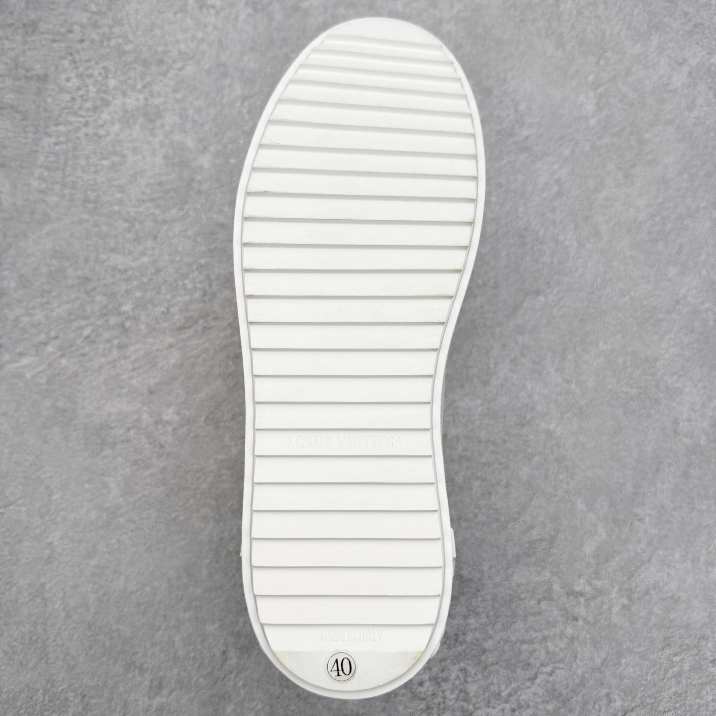 图片[9]-Louis Vuitton 路易威登 lv Time Out 低帮时尚运动板鞋 为舒软小牛皮革压印金属质感 Monogram 图案 再令 Louis 和vuitton 装饰点缀鞋带 与卢勒克斯金属线共同 释放莹泽光芒 搭配后部 Monogram帆布饰边和加厚胎面橡胶外底 鞋面胎牛皮和进口PVC制裁而成 高密度进口电脑车线工艺、经典LOGO跟PVC完美结合 原版大底开模 内里采用进口羊皮 超软皮内里+鞋垫 最新LV/路易威登 杨幂 关晓彤 官方等多明星网红同款 快手抖音等多平台热推 尺码：35 36 37 38 39 40 41 42 43 44-选品中心