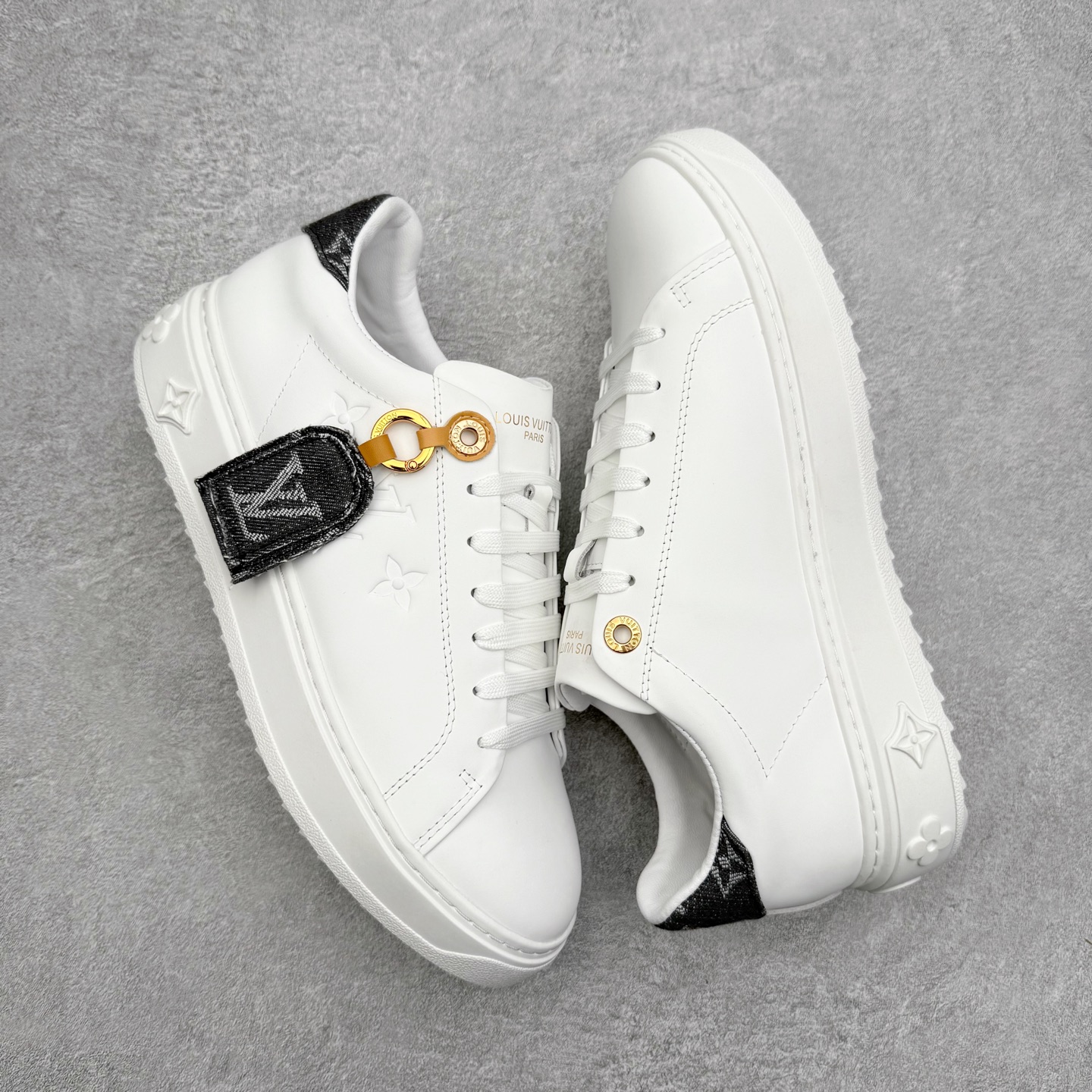 图片[3]-Louis Vuitton 路易威登 lv Time Out 低帮时尚运动板鞋 为舒软小牛皮革压印金属质感 Monogram 图案 再令 Louis 和vuitton 装饰点缀鞋带 与卢勒克斯金属线共同 释放莹泽光芒 搭配后部 Monogram帆布饰边和加厚胎面橡胶外底 鞋面胎牛皮和进口PVC制裁而成 高密度进口电脑车线工艺、经典LOGO跟PVC完美结合 原版大底开模 内里采用进口羊皮 超软皮内里+鞋垫 最新LV/路易威登 杨幂 关晓彤 官方等多明星网红同款 快手抖音等多平台热推 尺码：35 36 37 38 39 40 41 42 43 44-选品中心