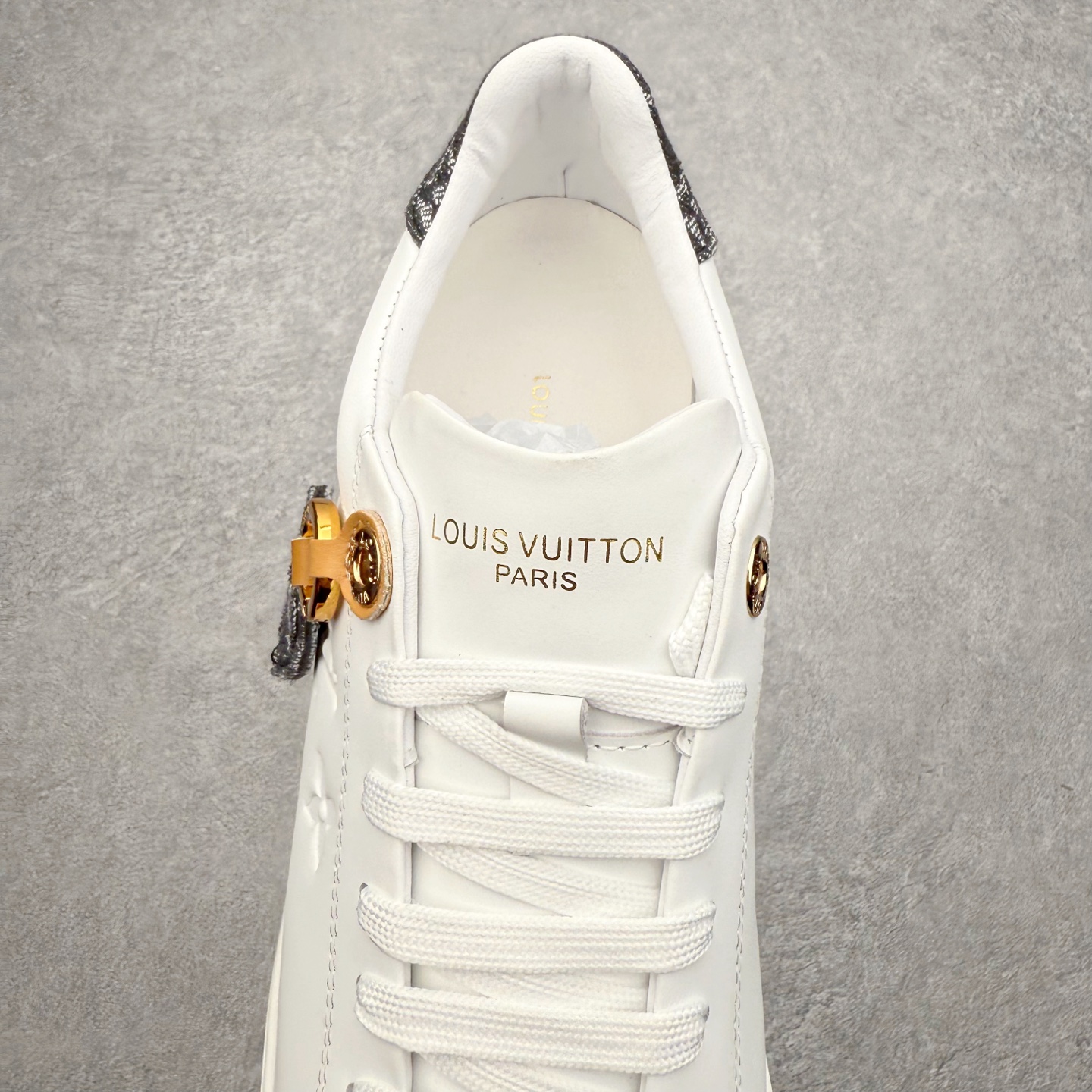 图片[5]-Louis Vuitton 路易威登 lv Time Out 低帮时尚运动板鞋 为舒软小牛皮革压印金属质感 Monogram 图案 再令 Louis 和vuitton 装饰点缀鞋带 与卢勒克斯金属线共同 释放莹泽光芒 搭配后部 Monogram帆布饰边和加厚胎面橡胶外底 鞋面胎牛皮和进口PVC制裁而成 高密度进口电脑车线工艺、经典LOGO跟PVC完美结合 原版大底开模 内里采用进口羊皮 超软皮内里+鞋垫 最新LV/路易威登 杨幂 关晓彤 官方等多明星网红同款 快手抖音等多平台热推 尺码：35 36 37 38 39 40 41 42 43 44-选品中心