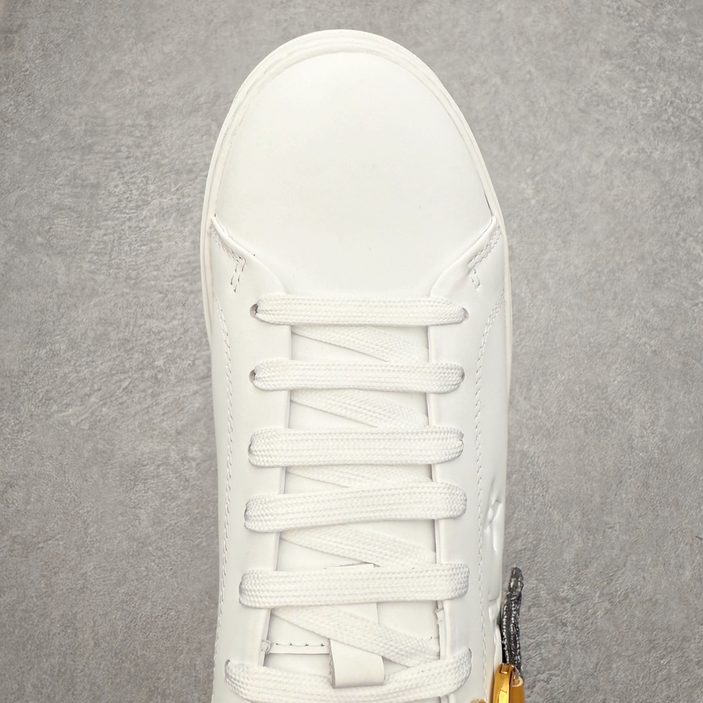 图片[4]-Louis Vuitton 路易威登 lv Time Out 低帮时尚运动板鞋 为舒软小牛皮革压印金属质感 Monogram 图案 再令 Louis 和vuitton 装饰点缀鞋带 与卢勒克斯金属线共同 释放莹泽光芒 搭配后部 Monogram帆布饰边和加厚胎面橡胶外底 鞋面胎牛皮和进口PVC制裁而成 高密度进口电脑车线工艺、经典LOGO跟PVC完美结合 原版大底开模 内里采用进口羊皮 超软皮内里+鞋垫 最新LV/路易威登 杨幂 关晓彤 官方等多明星网红同款 快手抖音等多平台热推 尺码：35 36 37 38 39 40 41 42 43 44-选品中心