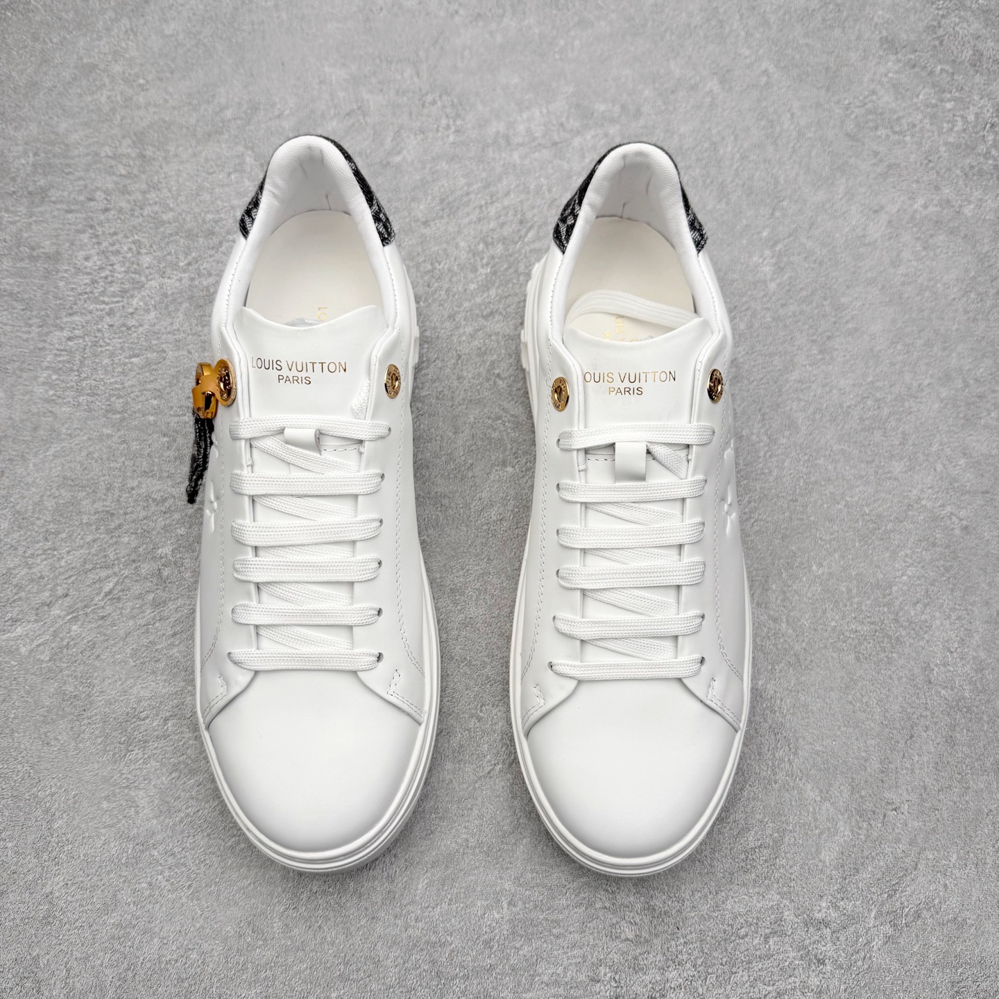 图片[2]-Louis Vuitton 路易威登 lv Time Out 低帮时尚运动板鞋 为舒软小牛皮革压印金属质感 Monogram 图案 再令 Louis 和vuitton 装饰点缀鞋带 与卢勒克斯金属线共同 释放莹泽光芒 搭配后部 Monogram帆布饰边和加厚胎面橡胶外底 鞋面胎牛皮和进口PVC制裁而成 高密度进口电脑车线工艺、经典LOGO跟PVC完美结合 原版大底开模 内里采用进口羊皮 超软皮内里+鞋垫 最新LV/路易威登 杨幂 关晓彤 官方等多明星网红同款 快手抖音等多平台热推 尺码：35 36 37 38 39 40 41 42 43 44-选品中心