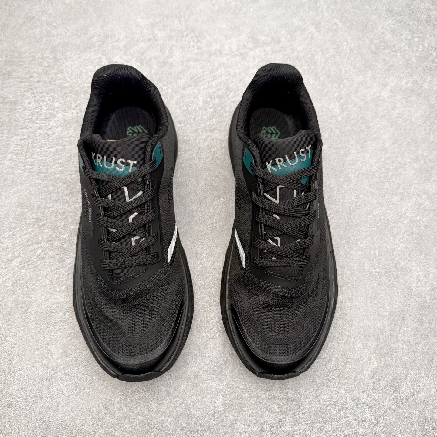 图片[2]-可隆KOLON SPORT 抓地V底巴斯夫轻盈KRUST越野跑鞋 户外功能鞋 男女同款 KOLON SPORT 可隆1973年诞生，并首次推出登山装备。自创立起，KOLON SPORT就把绿色定为基本色调，以常青树为品牌标志，坚持以关爱自然为己任，积极探求自然界的舒适，并以此应用于新产品的开发与研究。40多年来，历经不断革新，成就高端专业户外品牌。实拍调校N版已经零色差零失真 百分百还原实物色彩所见即所得 不存在货不对板色差等低级问题 选购参考实物拍摄 不混卖不参货 只用心做好货严格选品 承诺混一赔十 尺码：36 36.5 37.5 38 38.5 39 40 40.5 41 42 42.5 43 44 44.5 45-选品中心